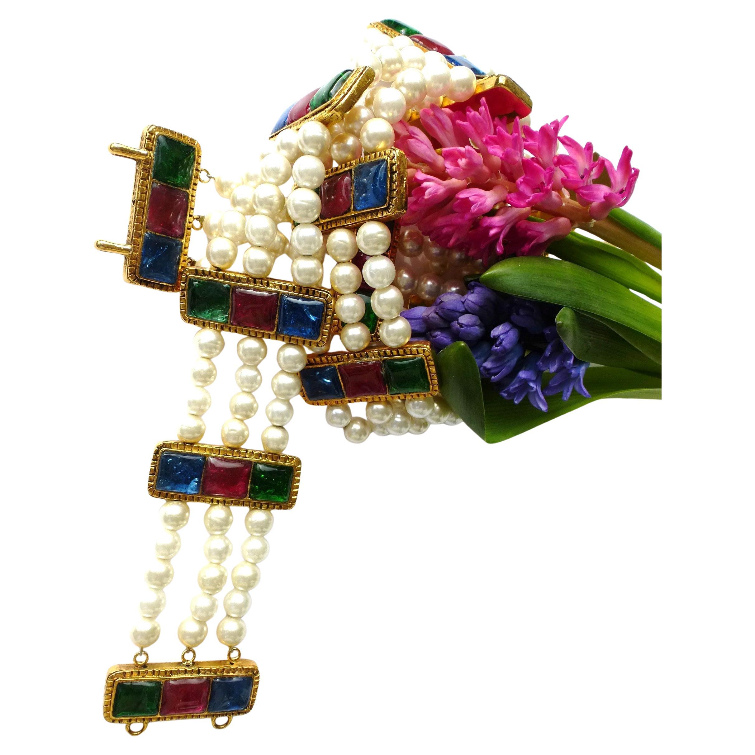 A very unusual Chanel belt (Made in France) with many faux pearls and 14 spaces made by Robert Goossens with colored liquid glass paste from the House of Gripoix.
It is a unique, perfectly preserved, from the first Victoire de Castellane collection