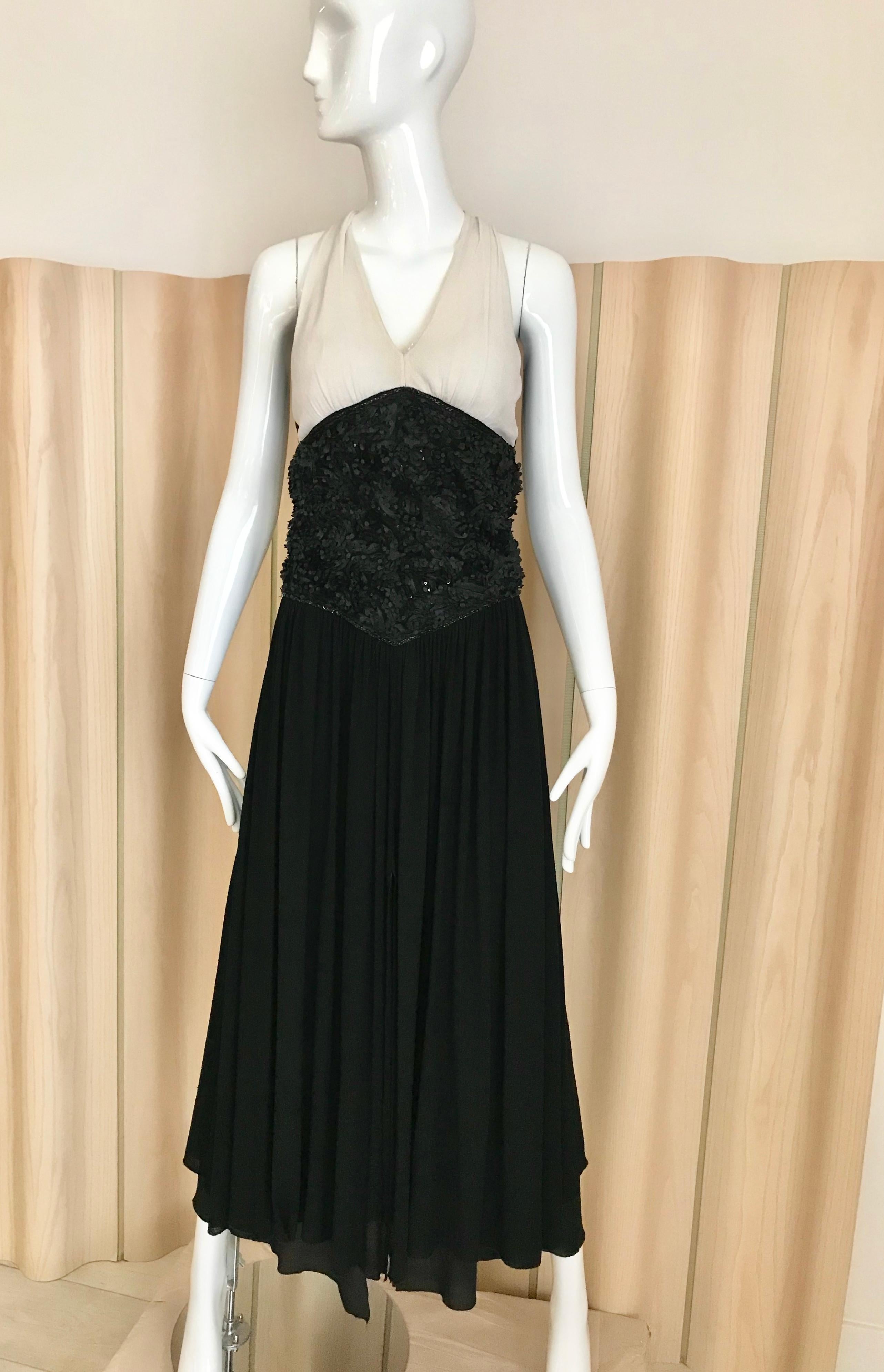 1990s CHANEL black and white V neck halter maxi dress.
Size: 4 / small
Bust 34” / Waist : 26” Hip: open/ Dress length: 55”