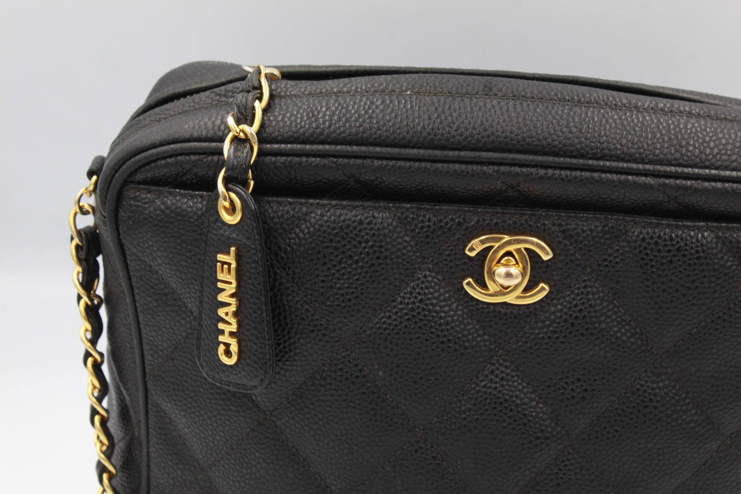 Vintage Chanel black bag in grained leather and golden hardware.

used, good vintage condition. Leathe rin good condition outised ( no signs of wear in corners)
Hardware in good condition (light loose of the goolden in the part of the zip)
Hologram
