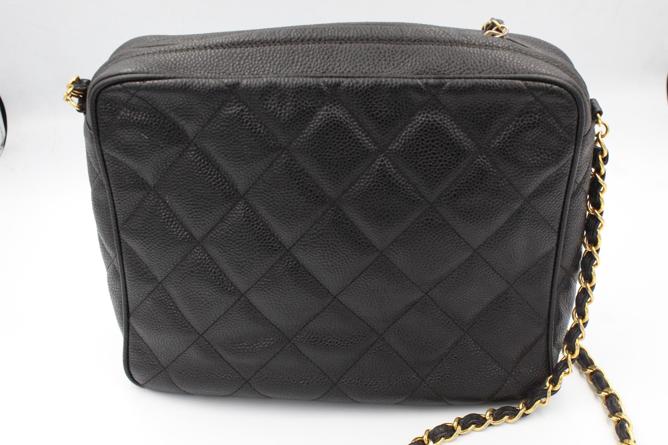 Vintage Chanel black bag in grained leather and golden hardware. In Excellent Condition In Paris, FR