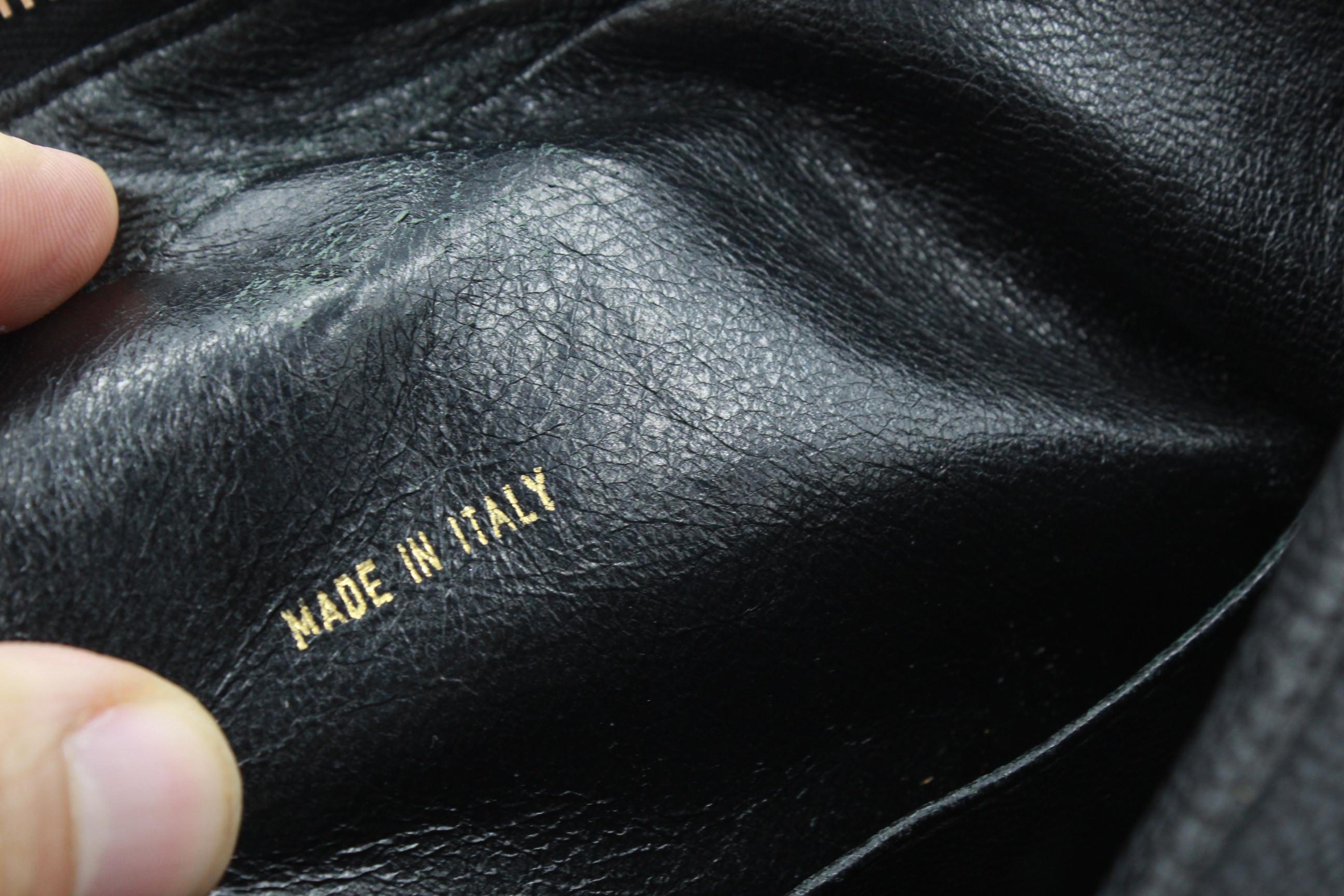 Vintage Chanel black bag in grained leather and golden hardware. 2