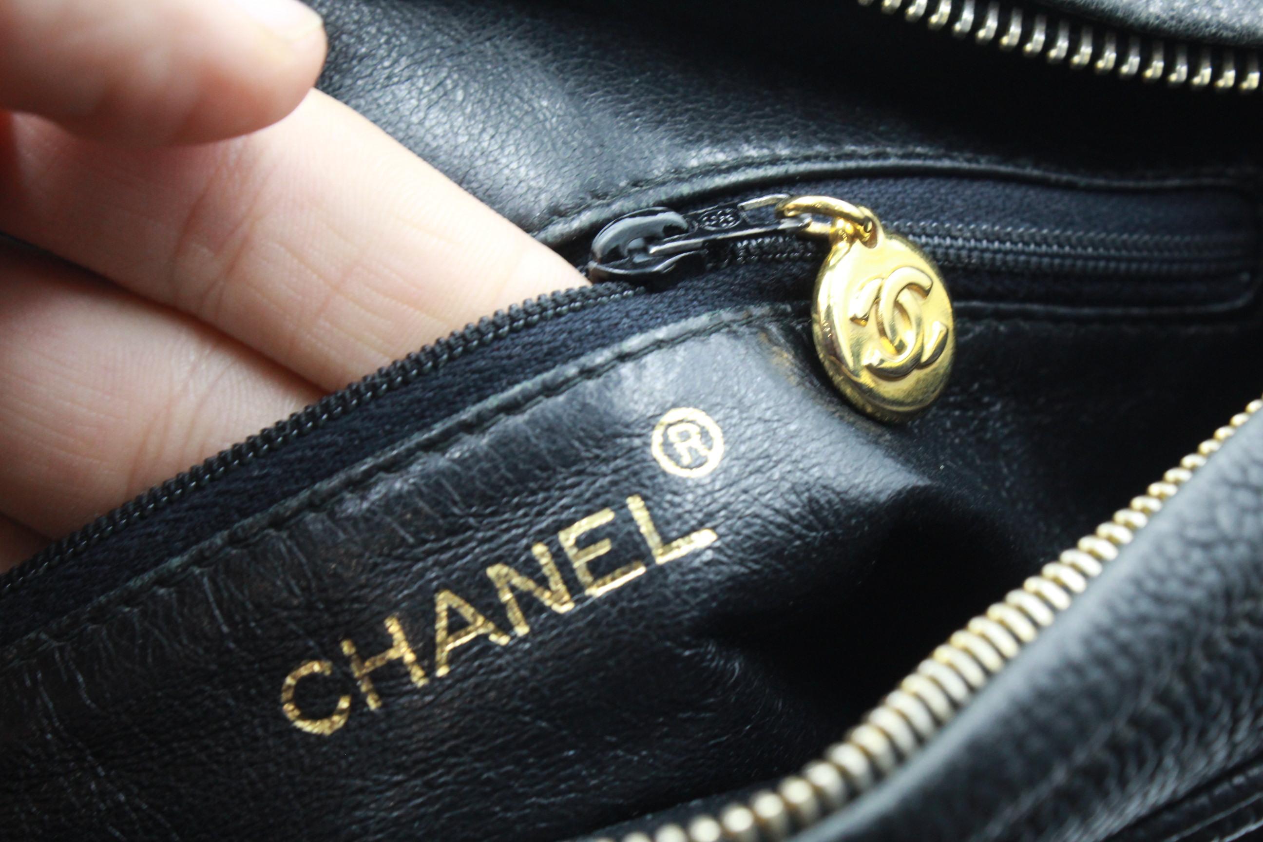 Vintage Chanel black bag in grained leather and golden hardware. 3