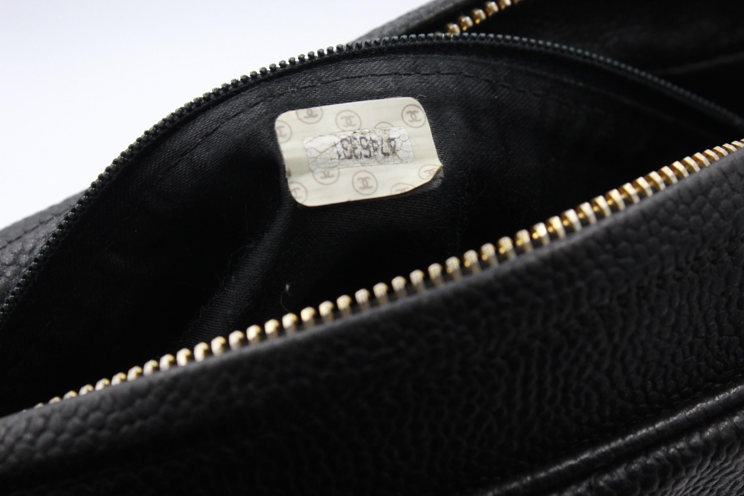 Vintage Chanel black bag in grained leather and golden hardware. 4