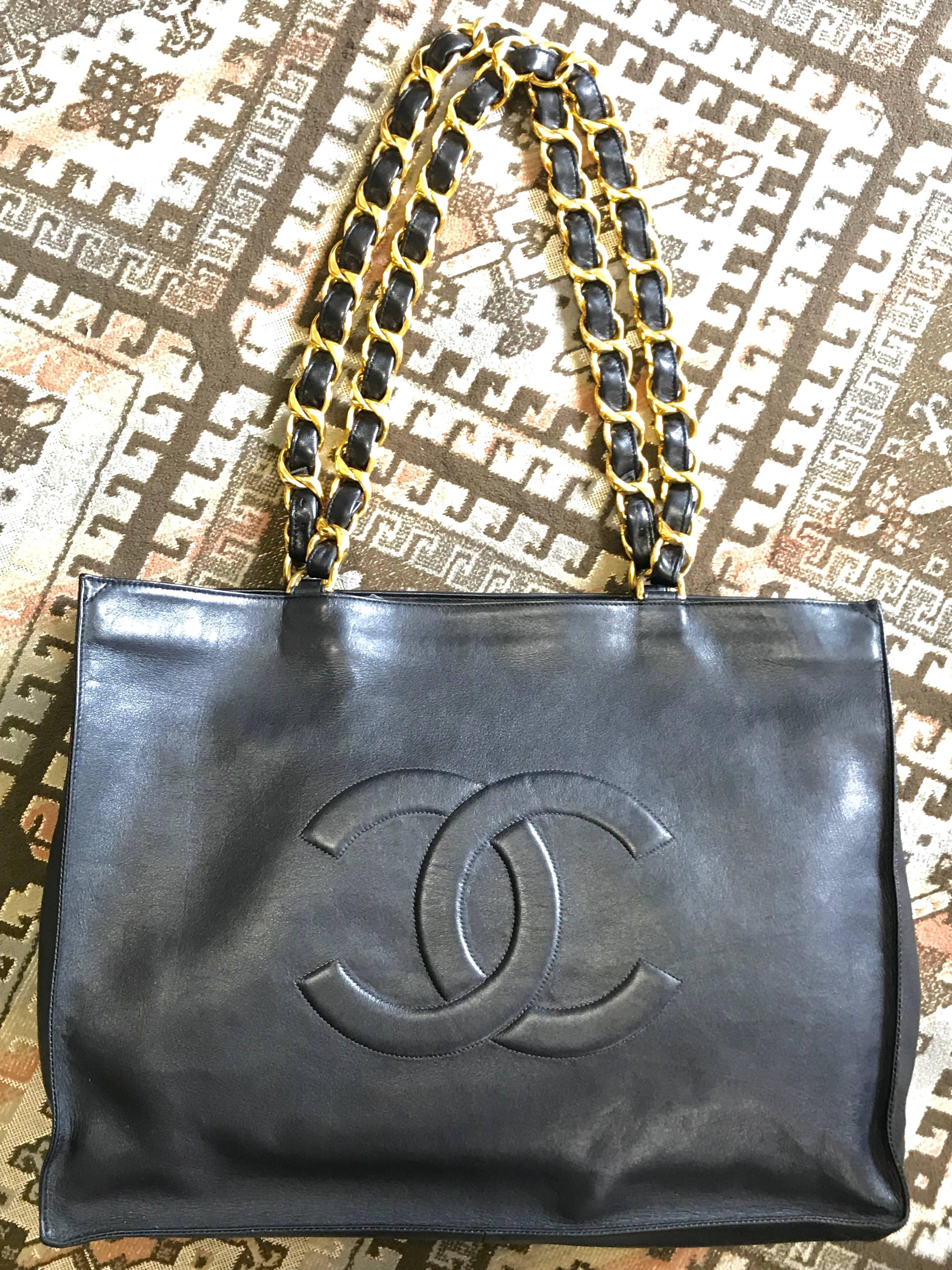 1990s. Vintage CHANEL black calfskin large tote bag with gold tone chain handles and CC motif. Classic and perfect purse for daily use. 

Vintage CHANEL black calfskin large tote bag with gold tone chain handles and CC motif. 

Classic purse for