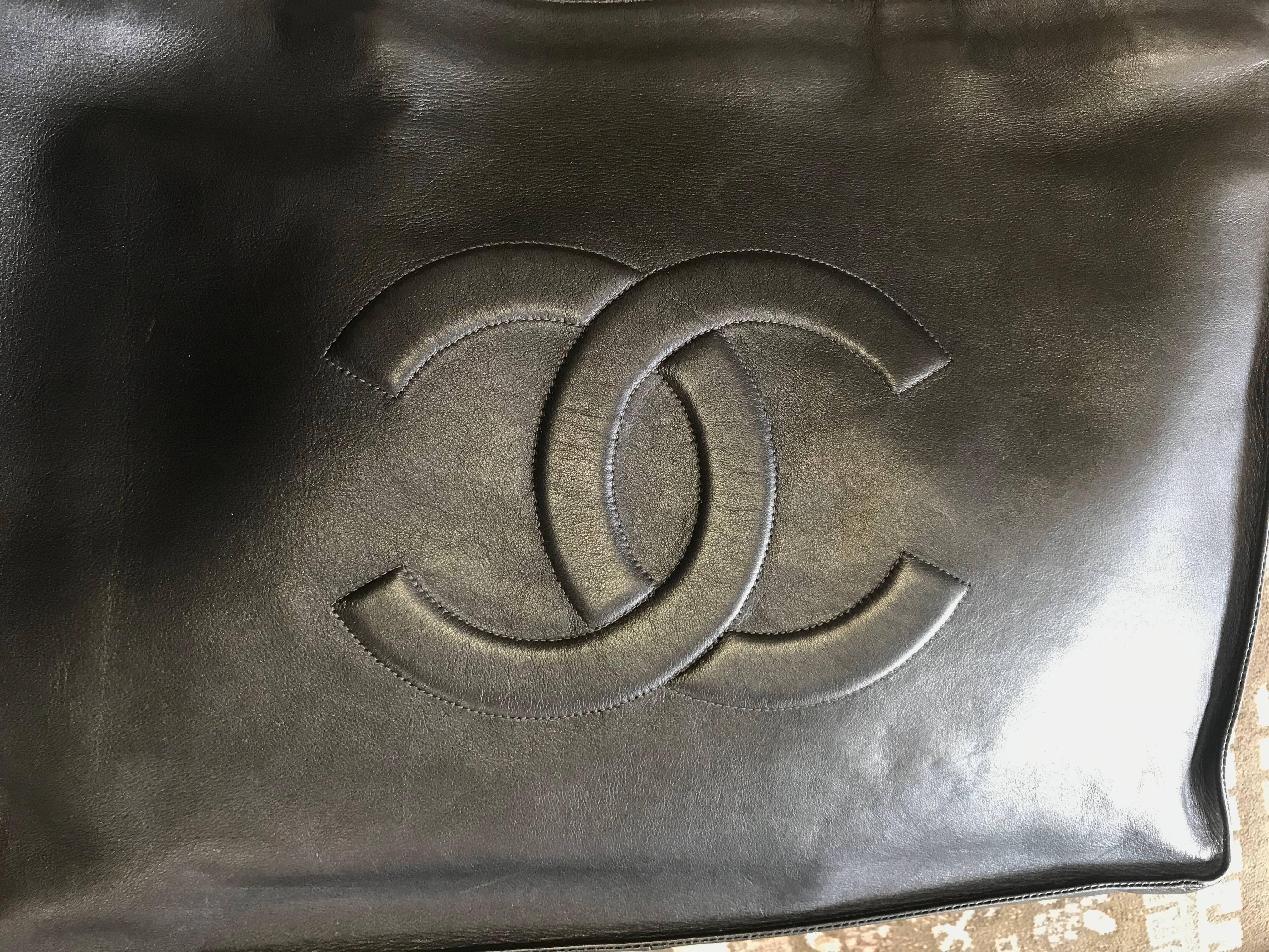 Chanel Vintage black calfskin large tote bag with gold tone chain handles and CC In Good Condition In Kashiwa, Chiba