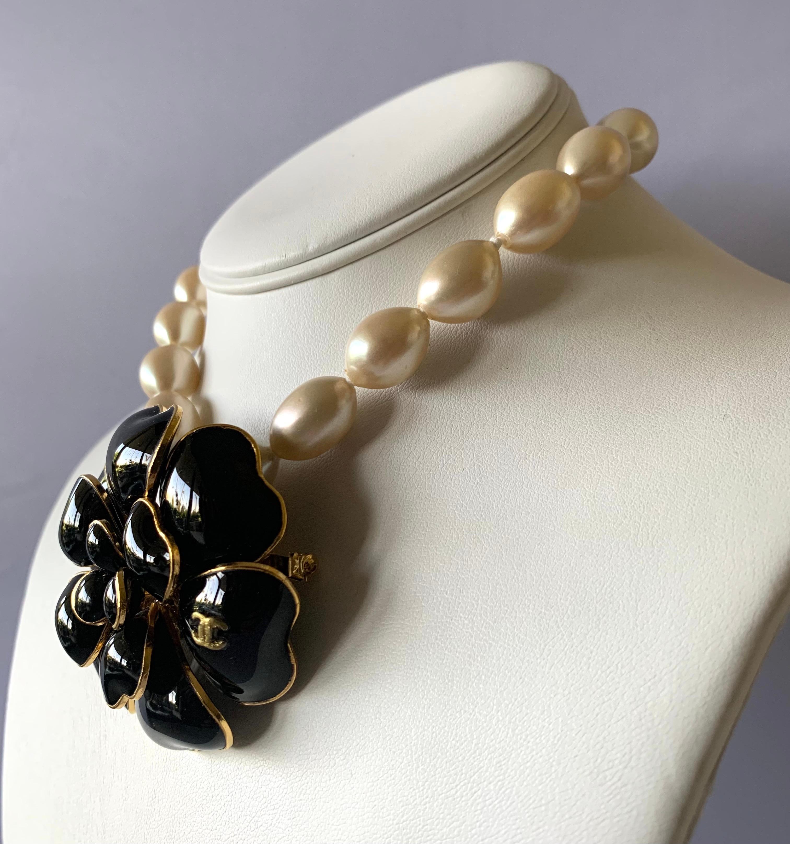 Scarce vintage Chanel black camellia pearl statement necklace comprised out of gilt metal 