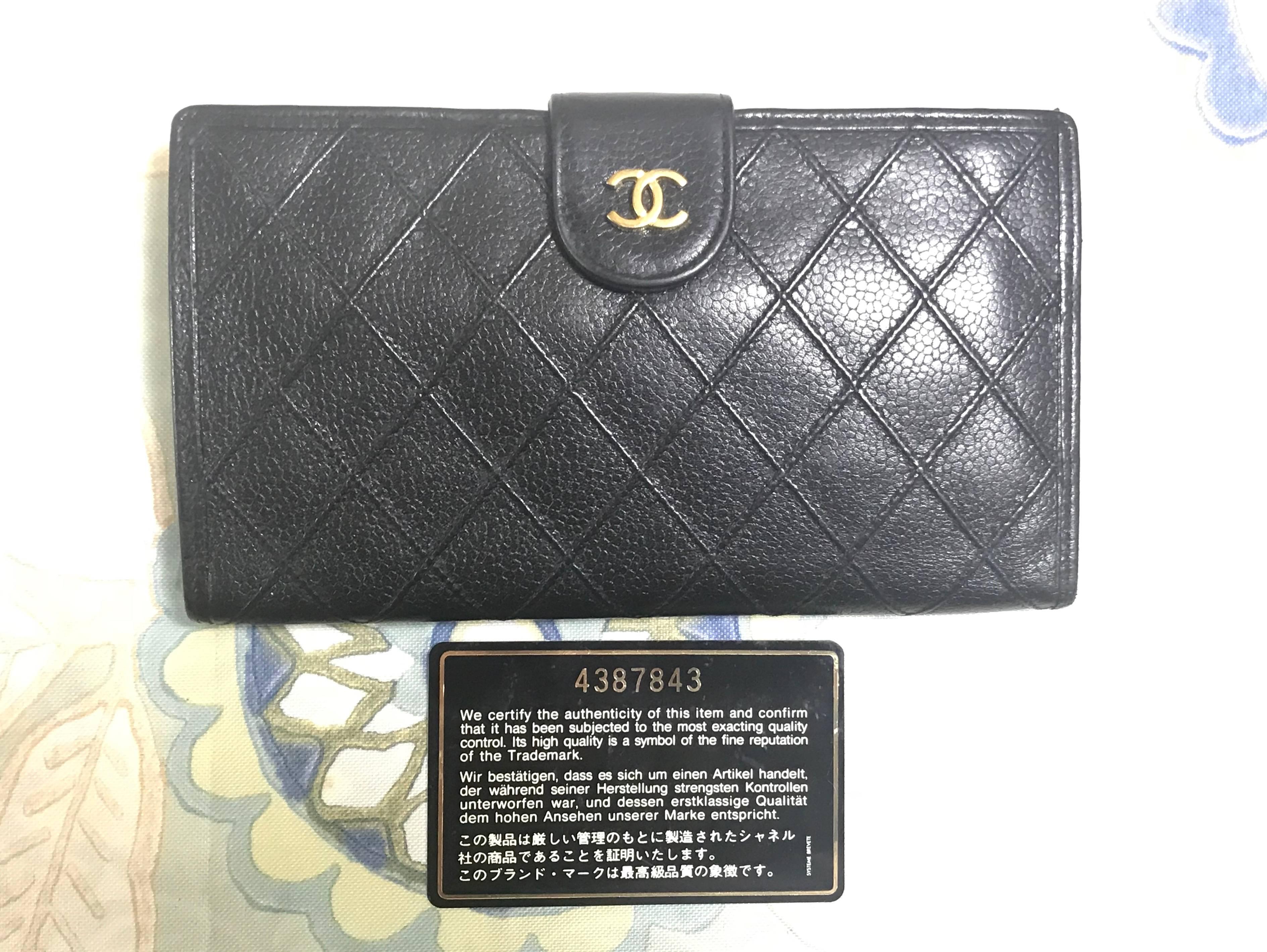 Vintage CHANEL black caviar leather wallet with stitches and gold tone CC motif. For Sale 6