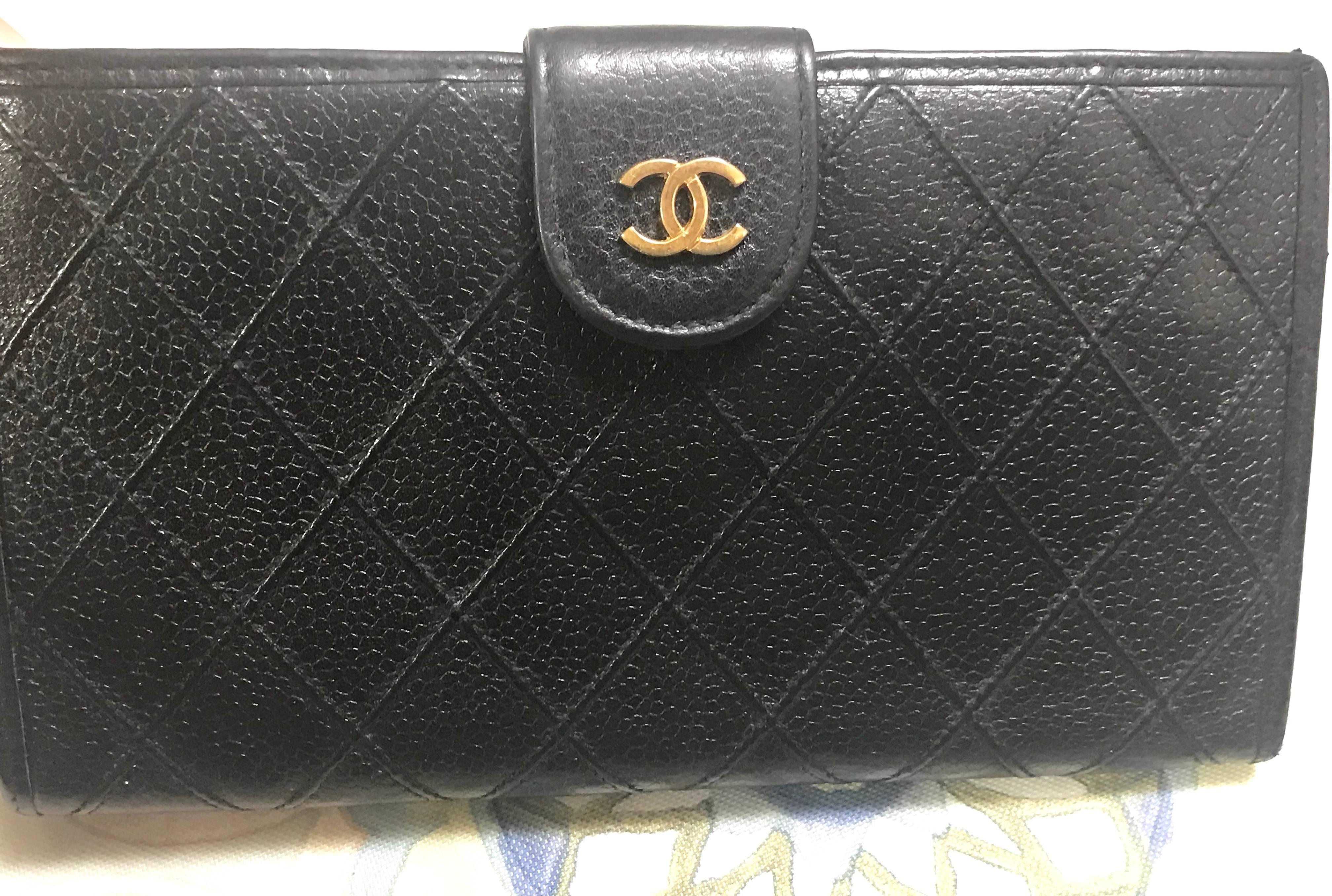1990s. Vintage CHANEL black caviar leather wallet with stitches and gold tone CC motif. Perfect gift.

This is a CHANEL vintage wallet in black caviar leather from the 90's. 
Very sophisticated looking and something that would never go out of