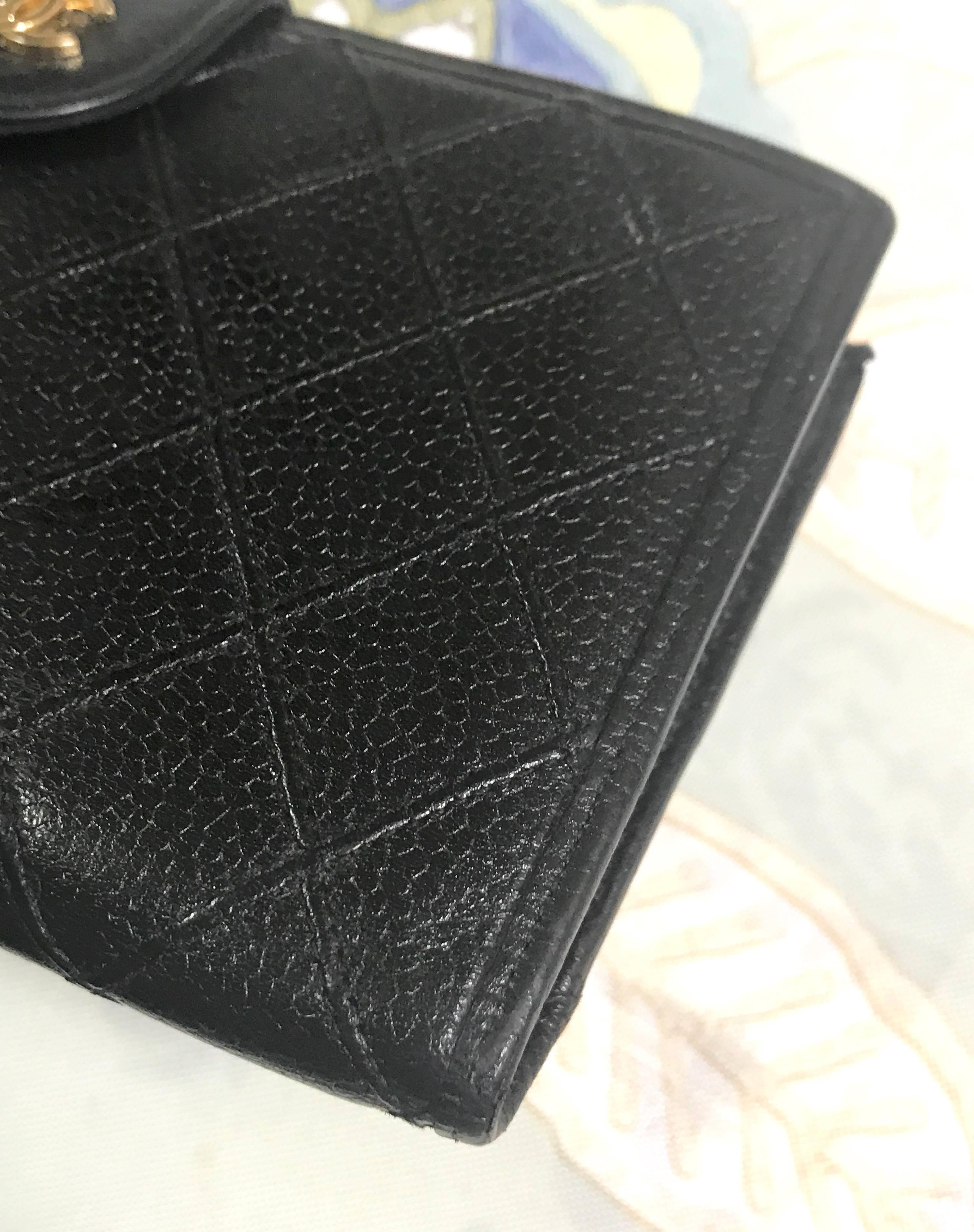 Vintage CHANEL black caviar leather wallet with stitches and gold tone CC motif. In Good Condition For Sale In Kashiwa, Chiba