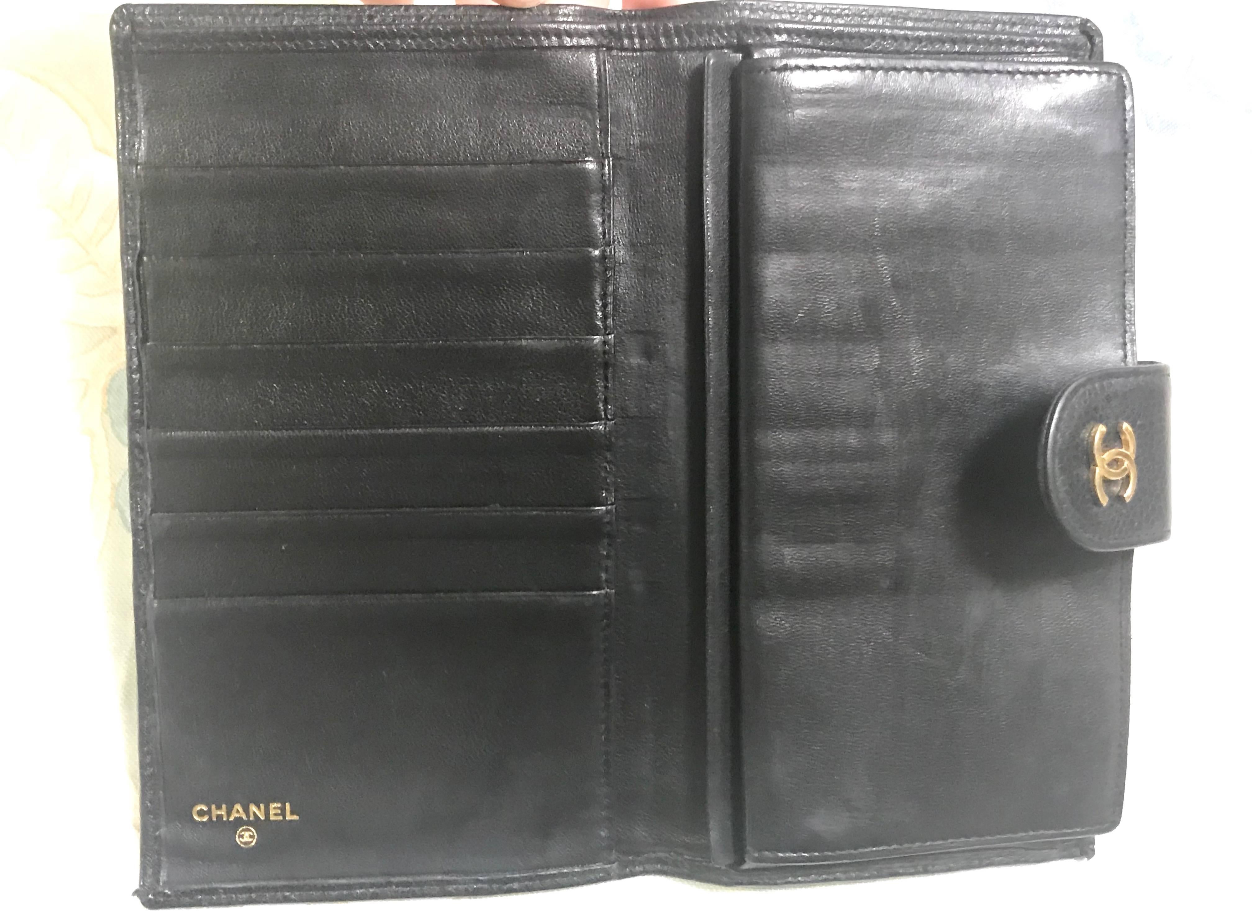 Vintage CHANEL black caviar leather wallet with stitches and gold tone CC motif. For Sale 1