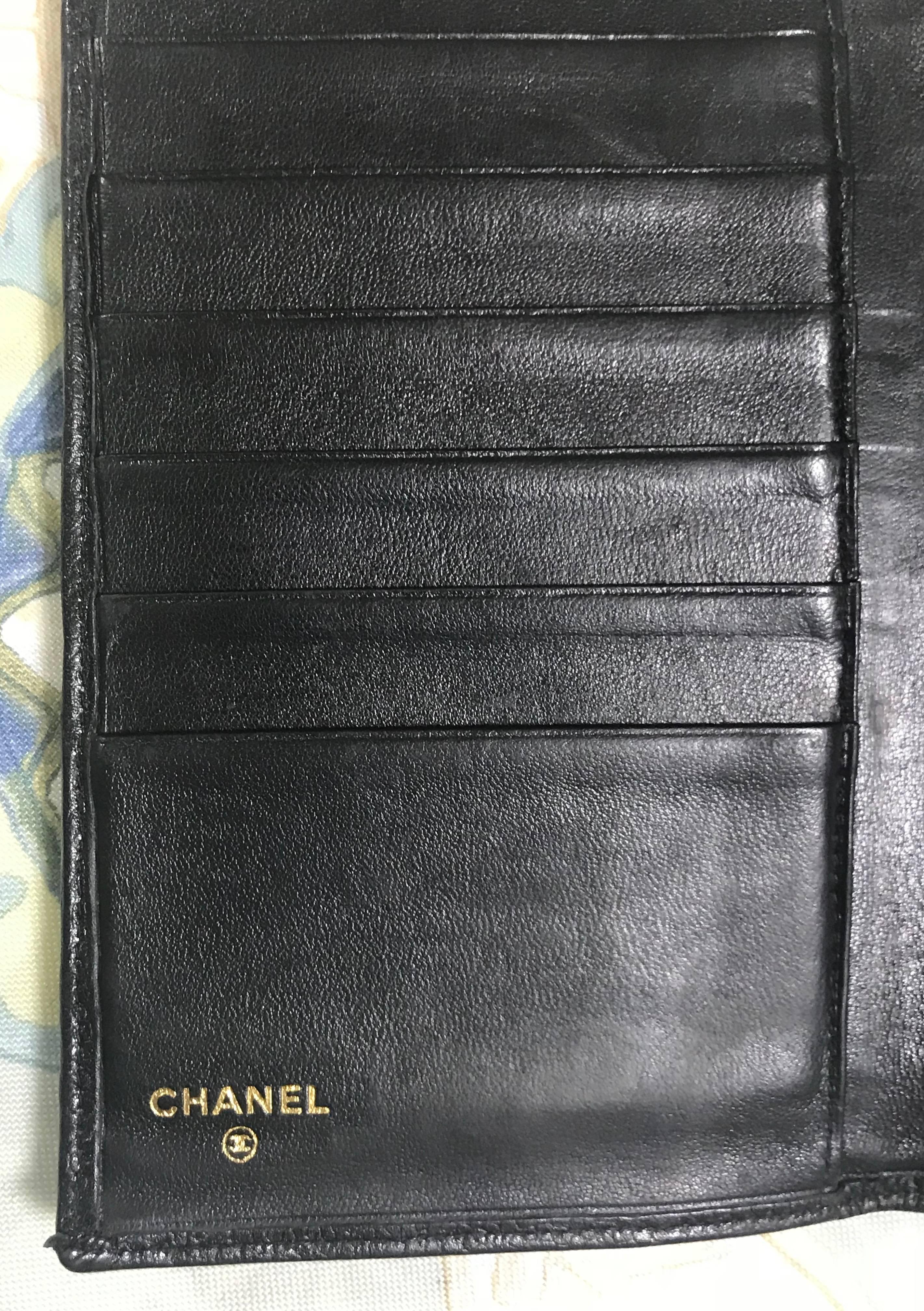 Vintage CHANEL black caviar leather wallet with stitches and gold tone CC motif. For Sale 2