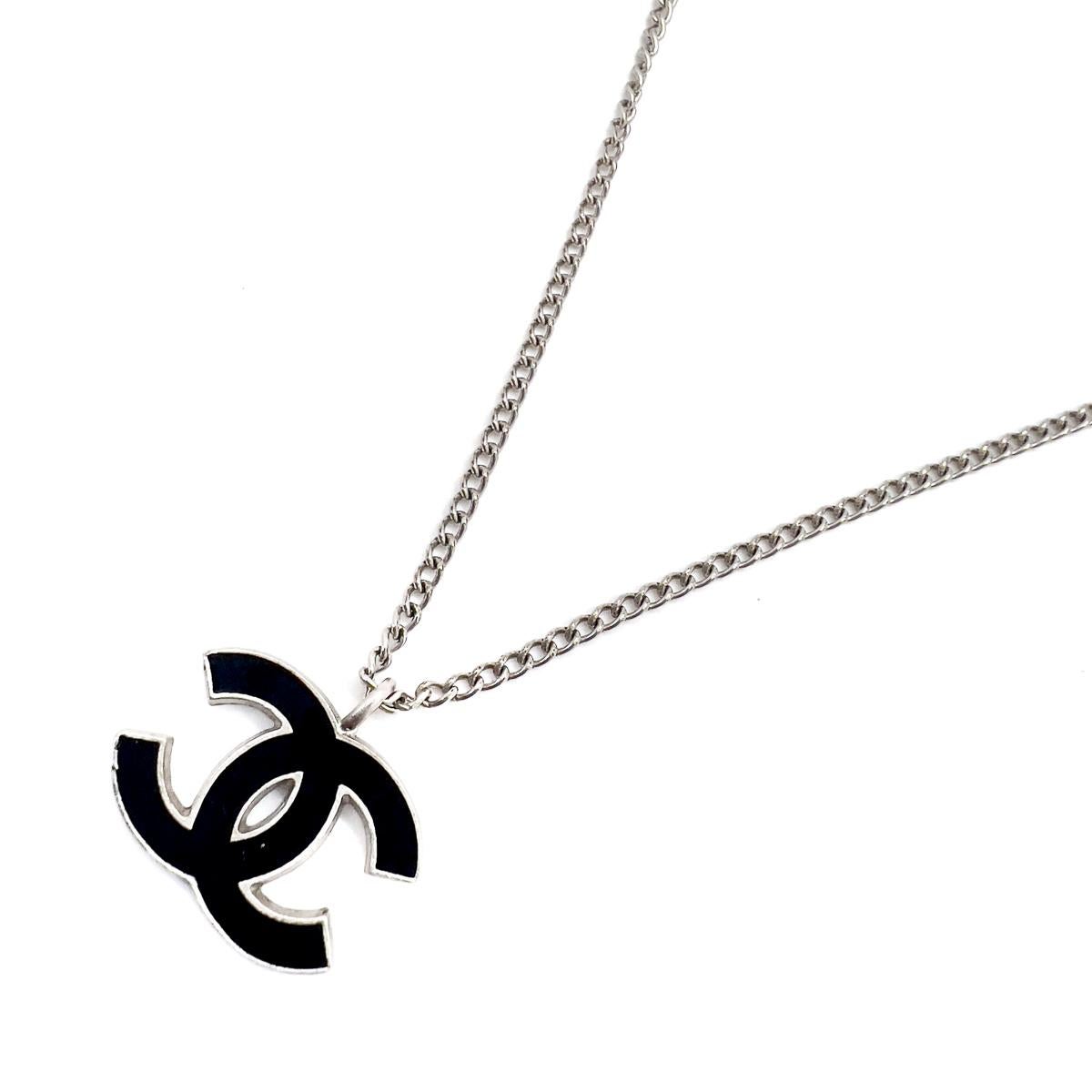 An iconic Vintage Chanel CC Logo Necklace from the 2006 Spring collection. Elevate your look with this classic from the House.

Vintage Condition: Very good without damage or noteworthy wear.
Signed: Chanel, 2006
Materials: rhodium plated metal,