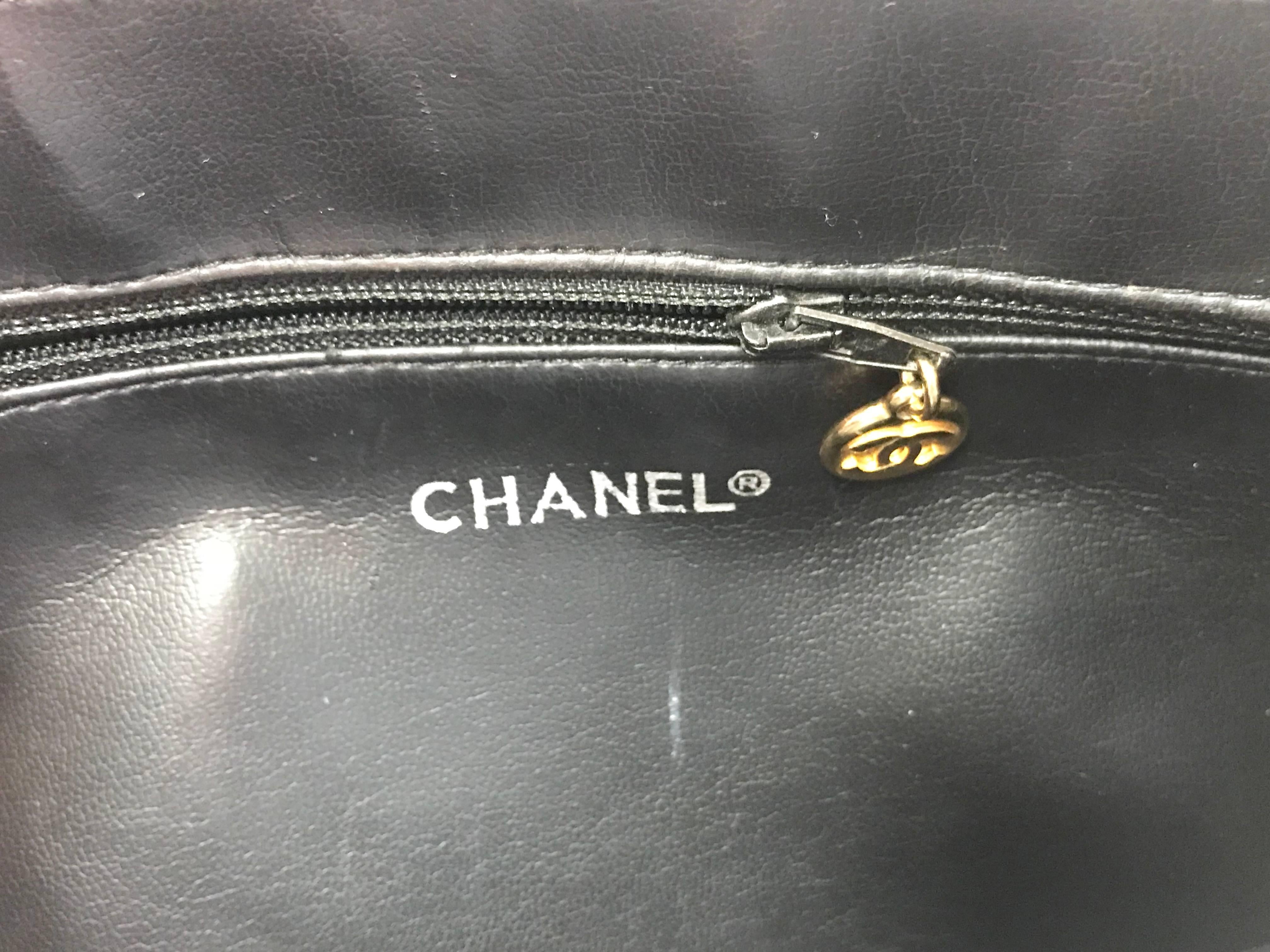 Vintage CHANEL black lambskin large tote bag with gold tone chains and jumbo CC. For Sale 8