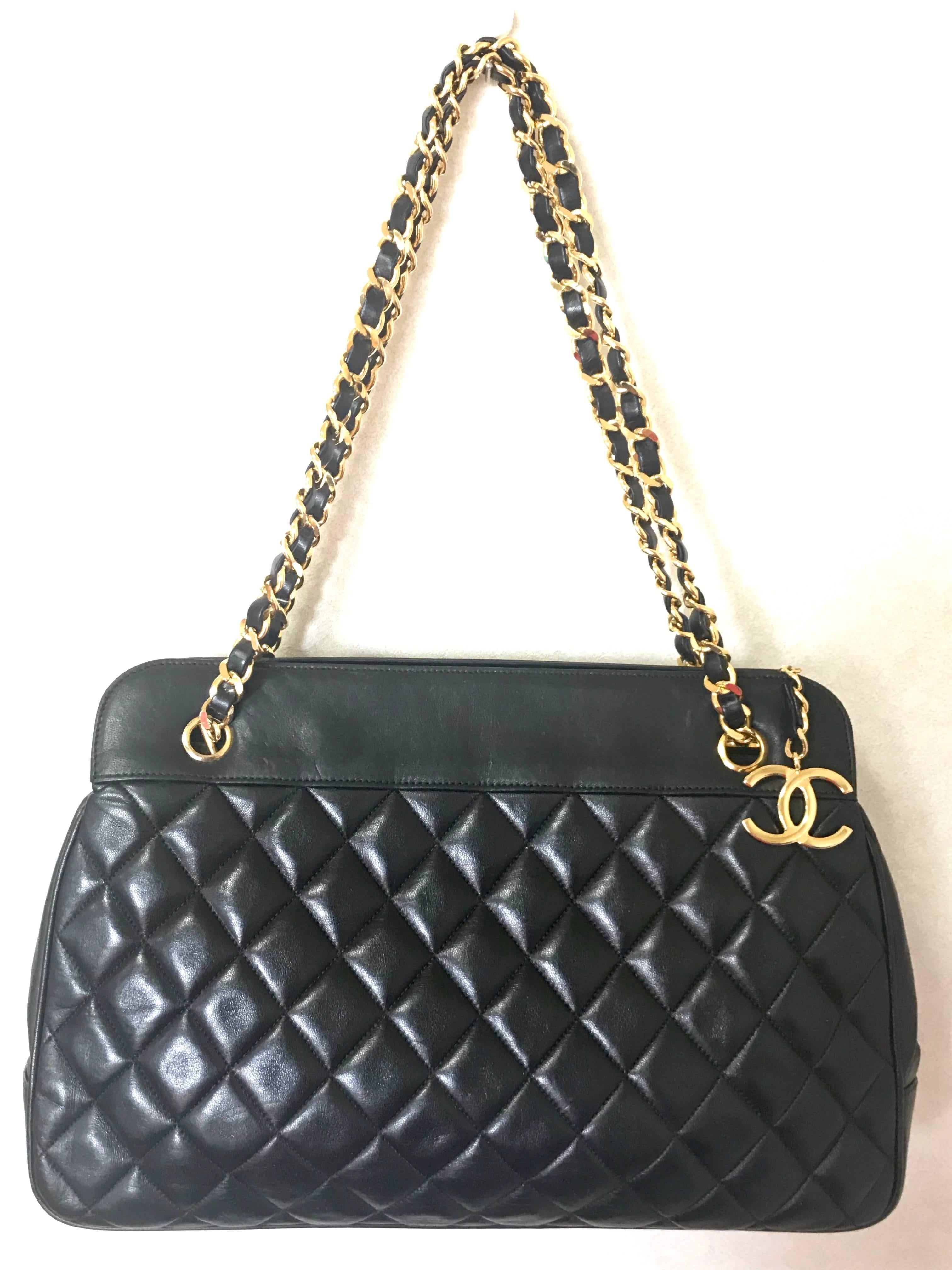 Vintage CHANEL black lambskin large tote bag with gold tone chains and jumbo CC. For Sale 13