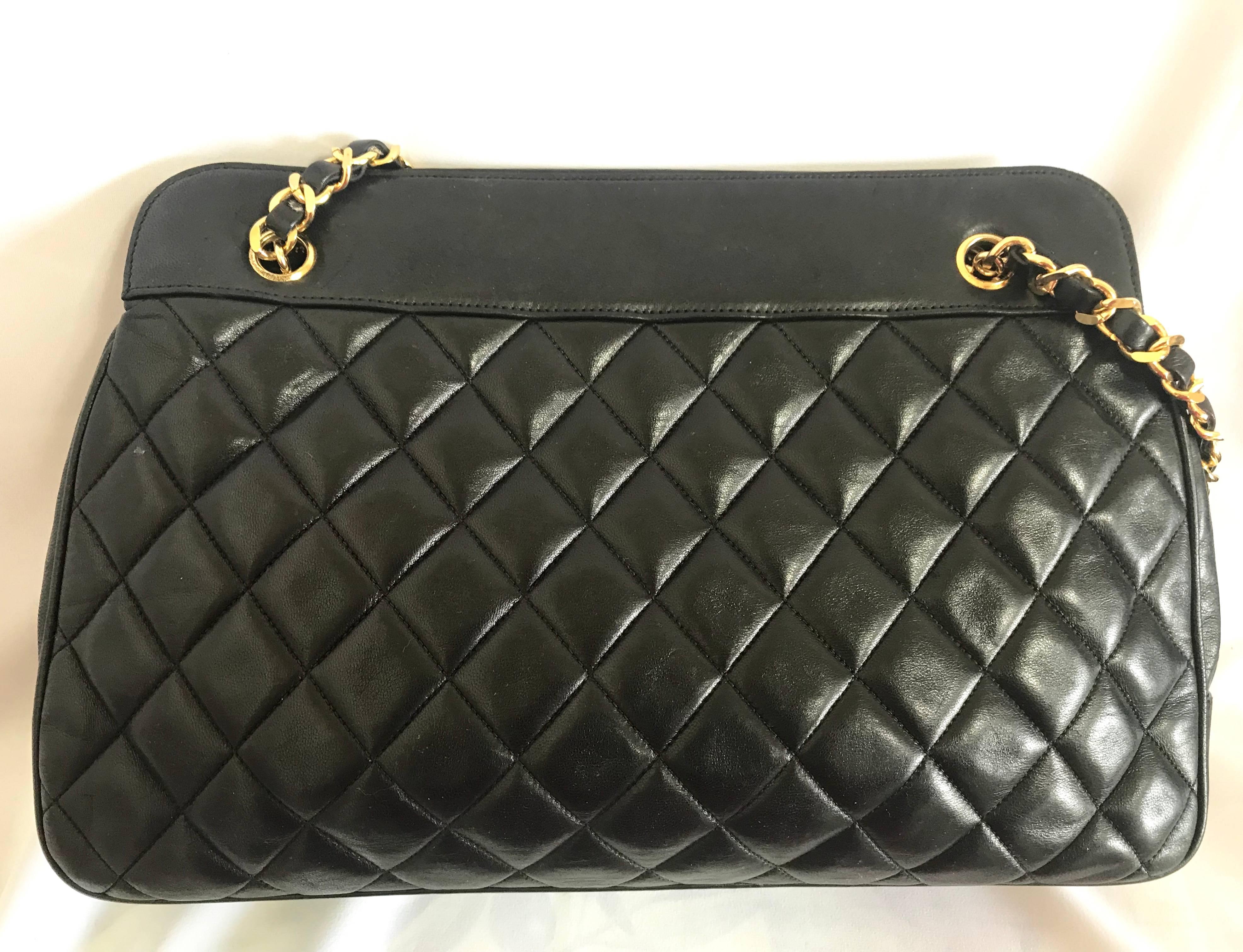 Vintage CHANEL black lambskin large tote bag with gold tone chains and jumbo CC. In Excellent Condition For Sale In Kashiwa, Chiba