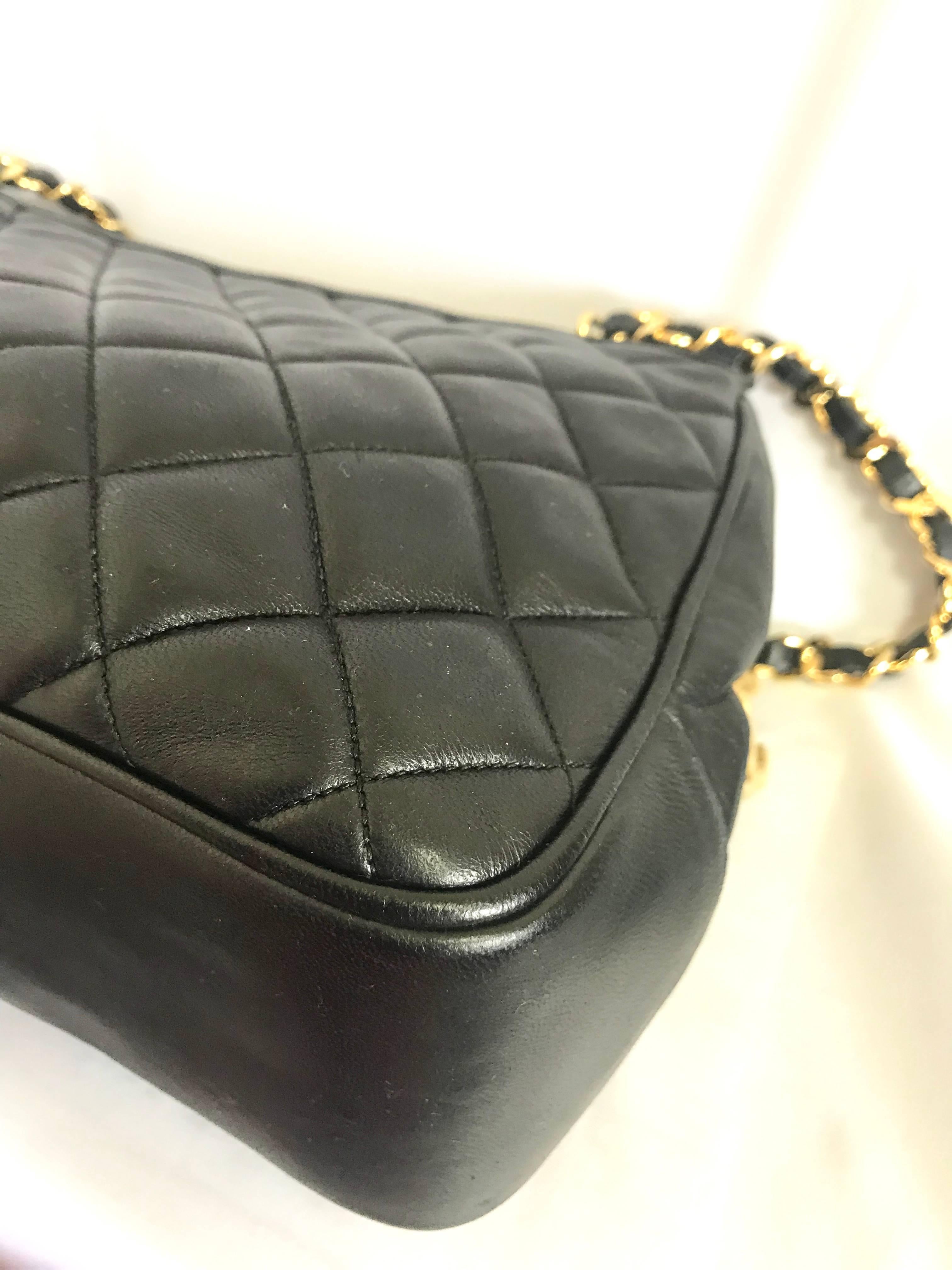 Vintage CHANEL black lambskin large tote bag with gold tone chains and jumbo CC. For Sale 1