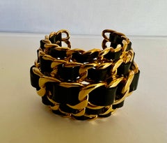 Chunky Cuff-Armband von Chanel aus schwarzem Lammleder mit gebogener Kette