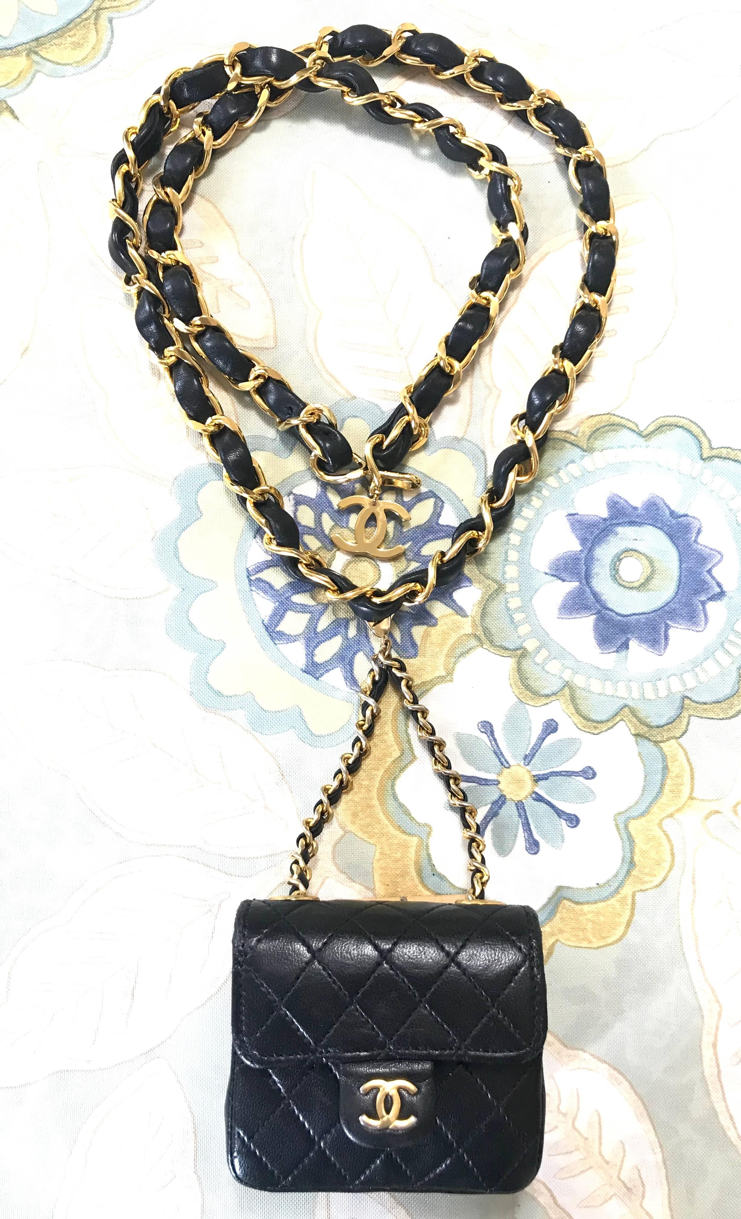 1990s. Vintage CHANEL black lambskin mini 2.55 bag charm chain leather belt with CC motif.

Here is another fabulous piece from CHANEL back in the era of 90's, a black leather golden chain belt with its iconic mini 2.55 bag pouch with CC golden