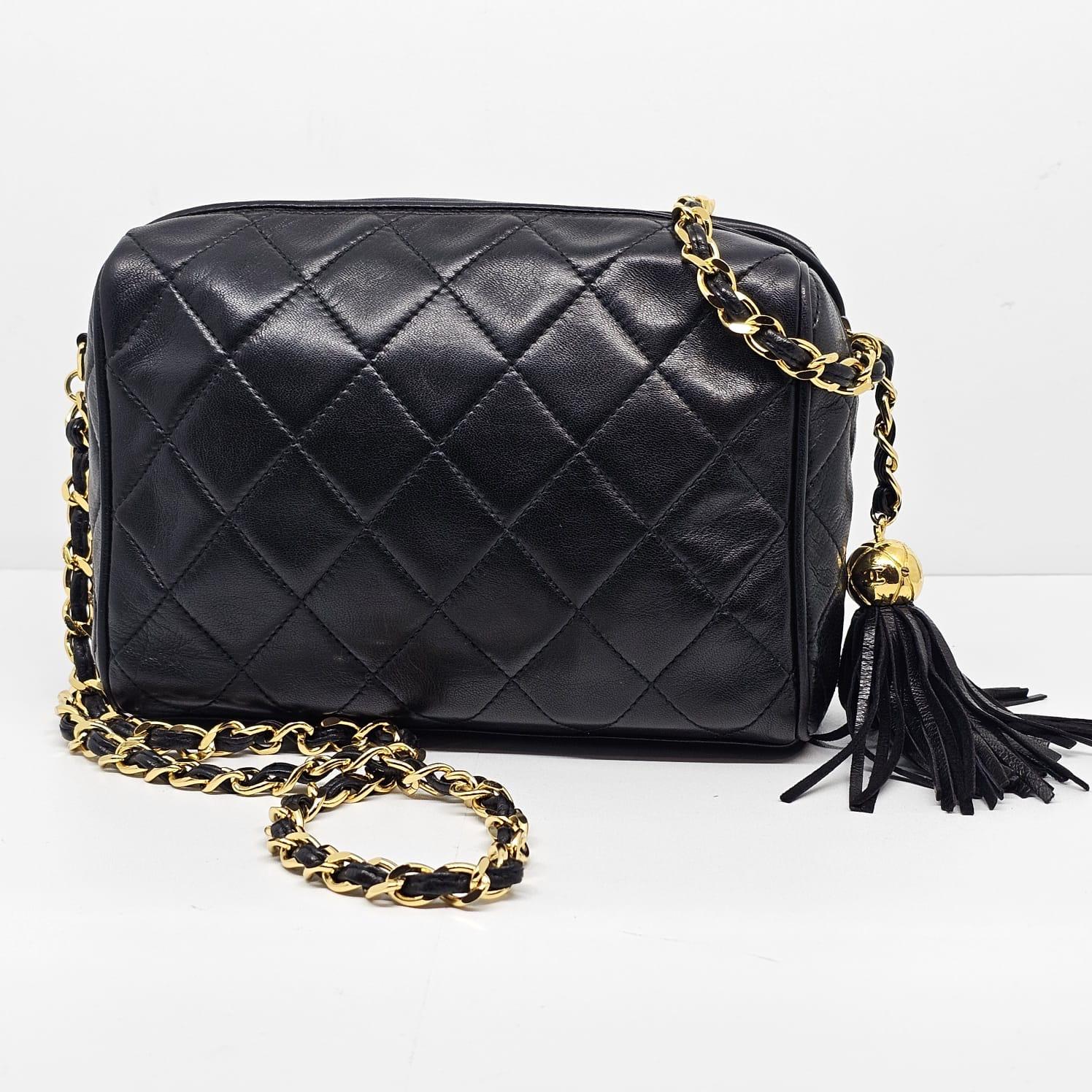 Mini sac d'appareil photo Chanel en noir avec quincaillerie dorée. Objet vintage en très bon état. Petites éraflures sur la surface du cuir. Série n°3. Livré tel quel avec autocollant holo.