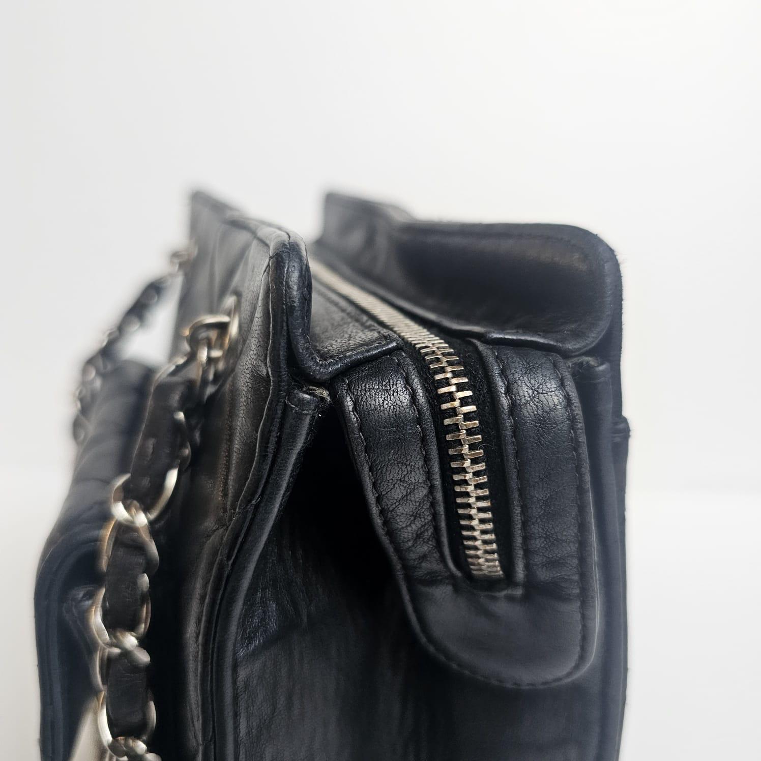 Vintage Chanel Schwarzes Lammfell Gesteppte Fronttasche Mini Chain Tote im Angebot 6