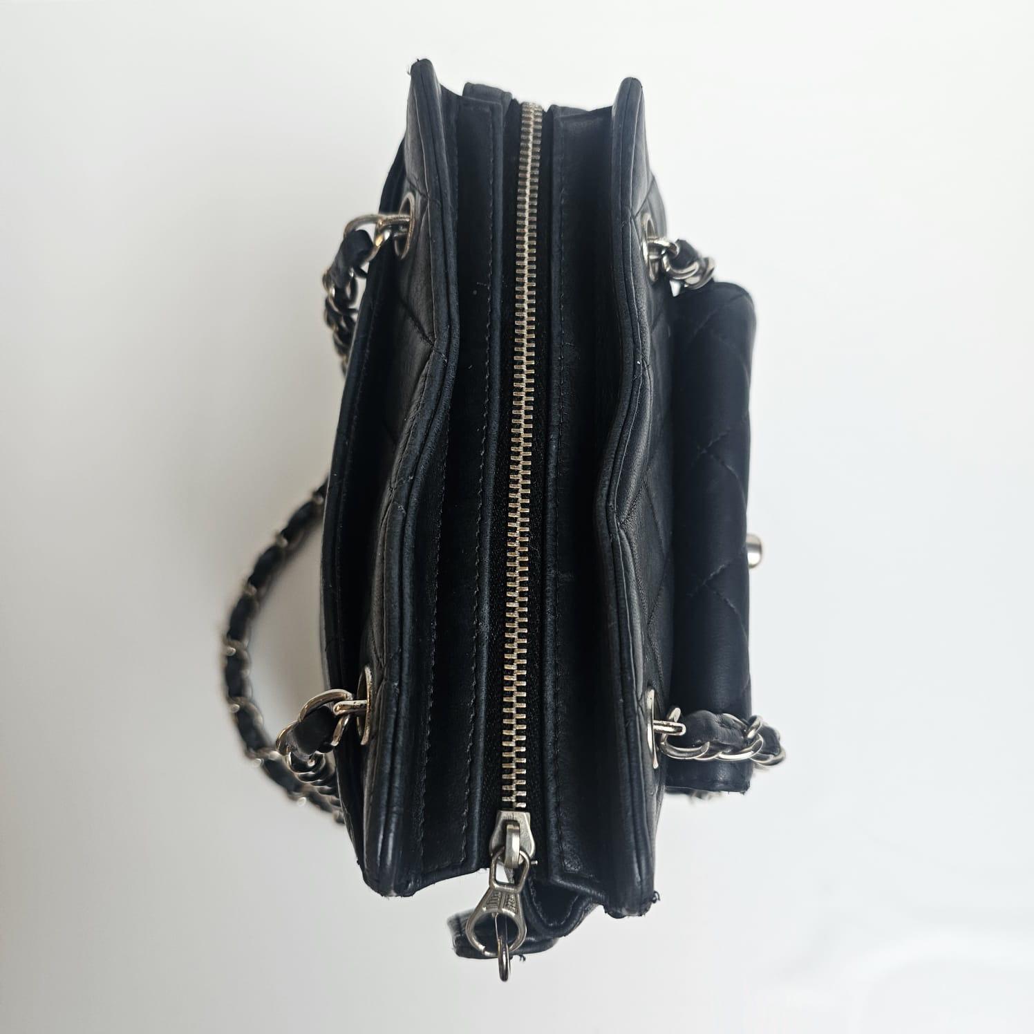 Vintage Chanel Schwarzes Lammfell Gesteppte Fronttasche Mini Chain Tote im Angebot 7