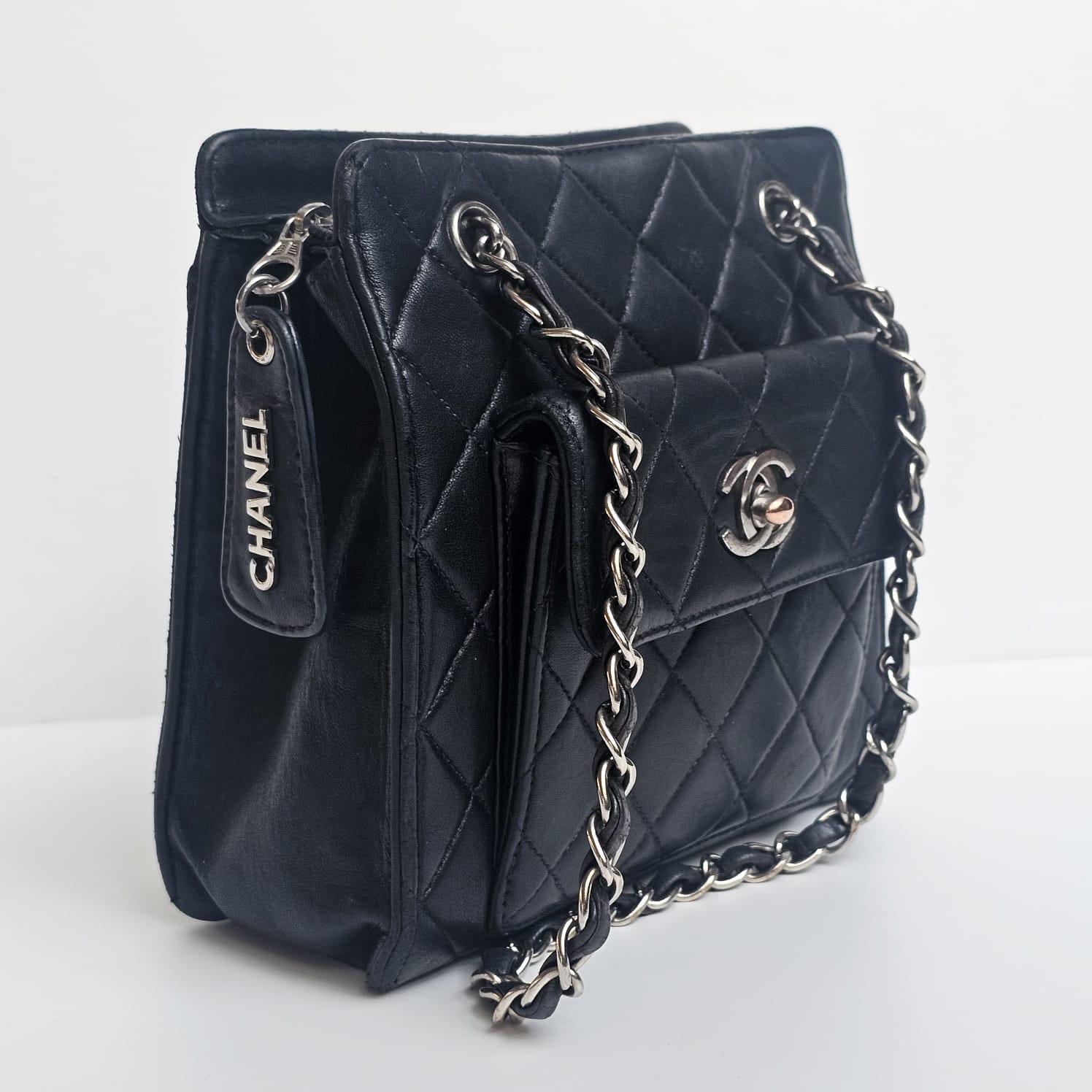 Vintage Chanel Schwarzes Lammfell Gesteppte Fronttasche Mini Chain Tote im Angebot 8