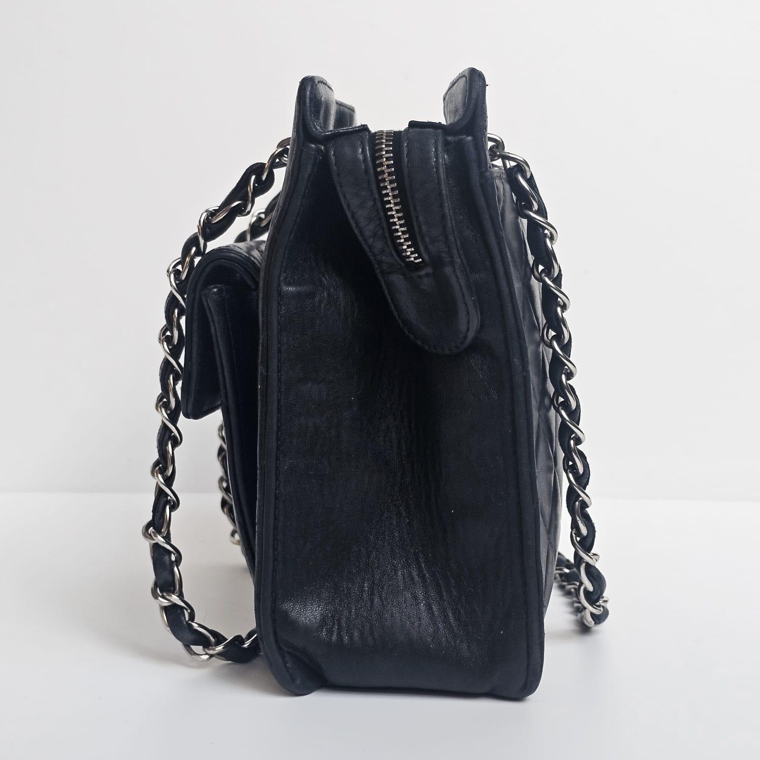 Vintage Chanel Schwarzes Lammfell Gesteppte Fronttasche Mini Chain Tote im Angebot 9