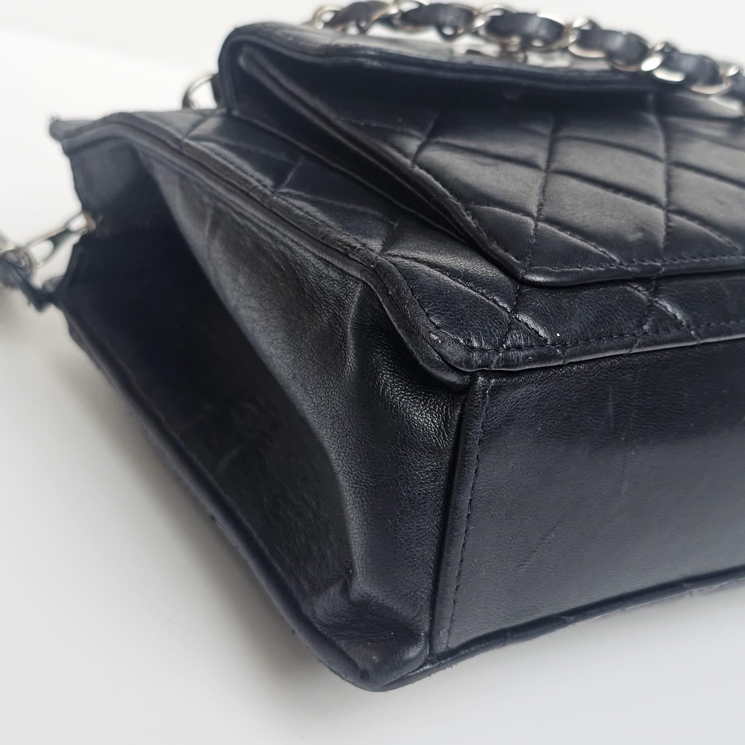 Vintage Chanel Schwarzes Lammfell Gesteppte Fronttasche Mini Chain Tote im Angebot 10