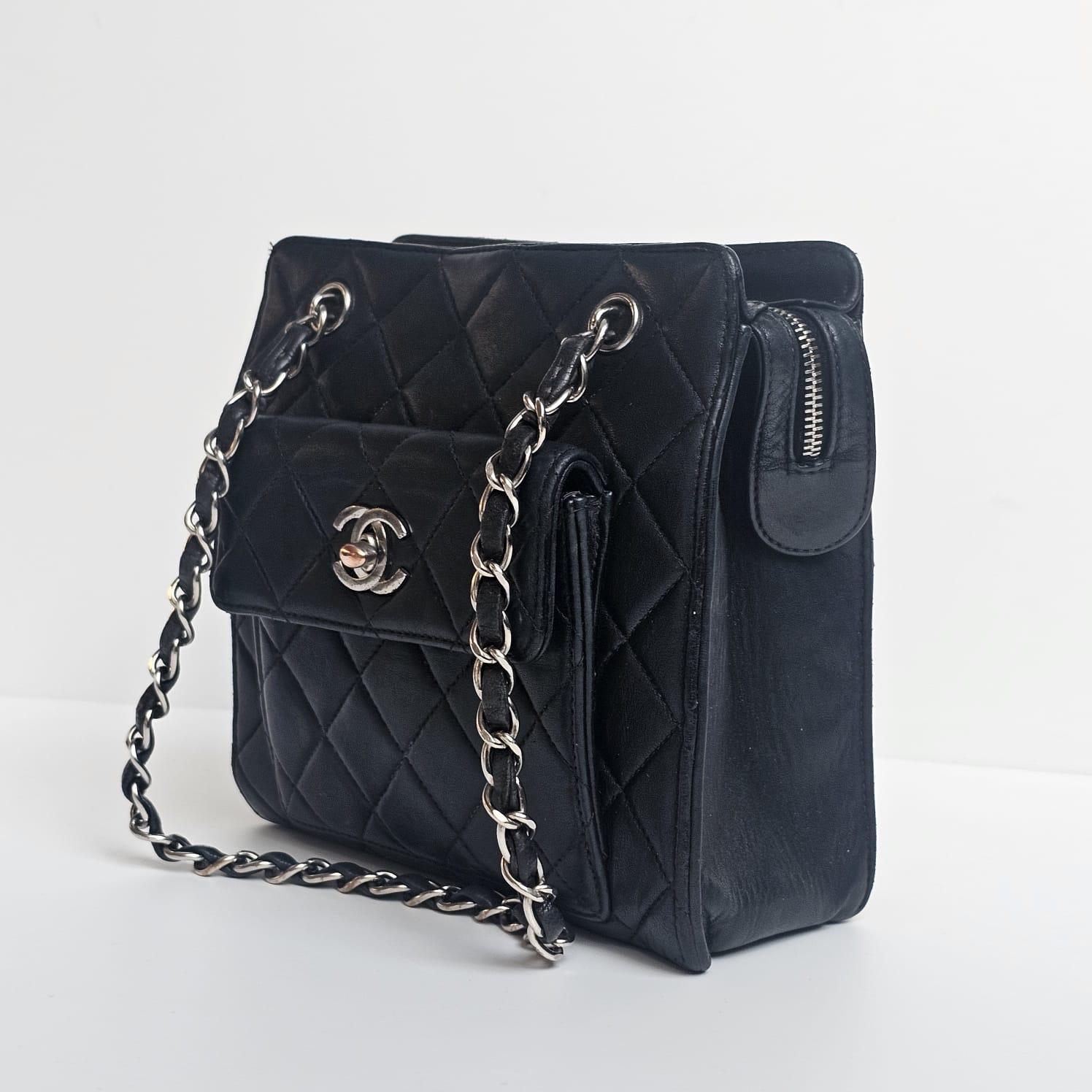 Vintage Chanel Schwarzes Lammfell Gesteppte Fronttasche Mini Chain Tote im Angebot 11