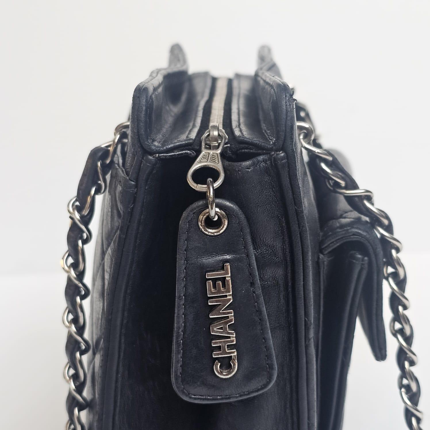 Vintage Chanel Schwarzes Lammfell Gesteppte Fronttasche Mini Chain Tote im Angebot 12