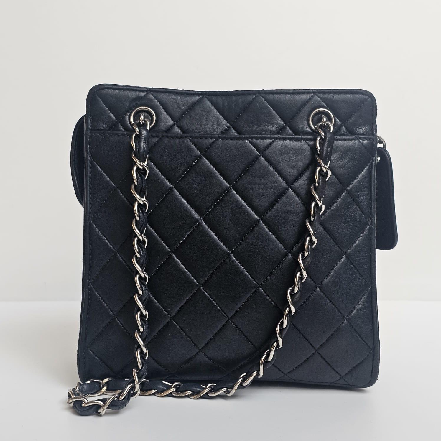Vintage Chanel Schwarzes Lammfell Gesteppte Fronttasche Mini Chain Tote im Angebot 13