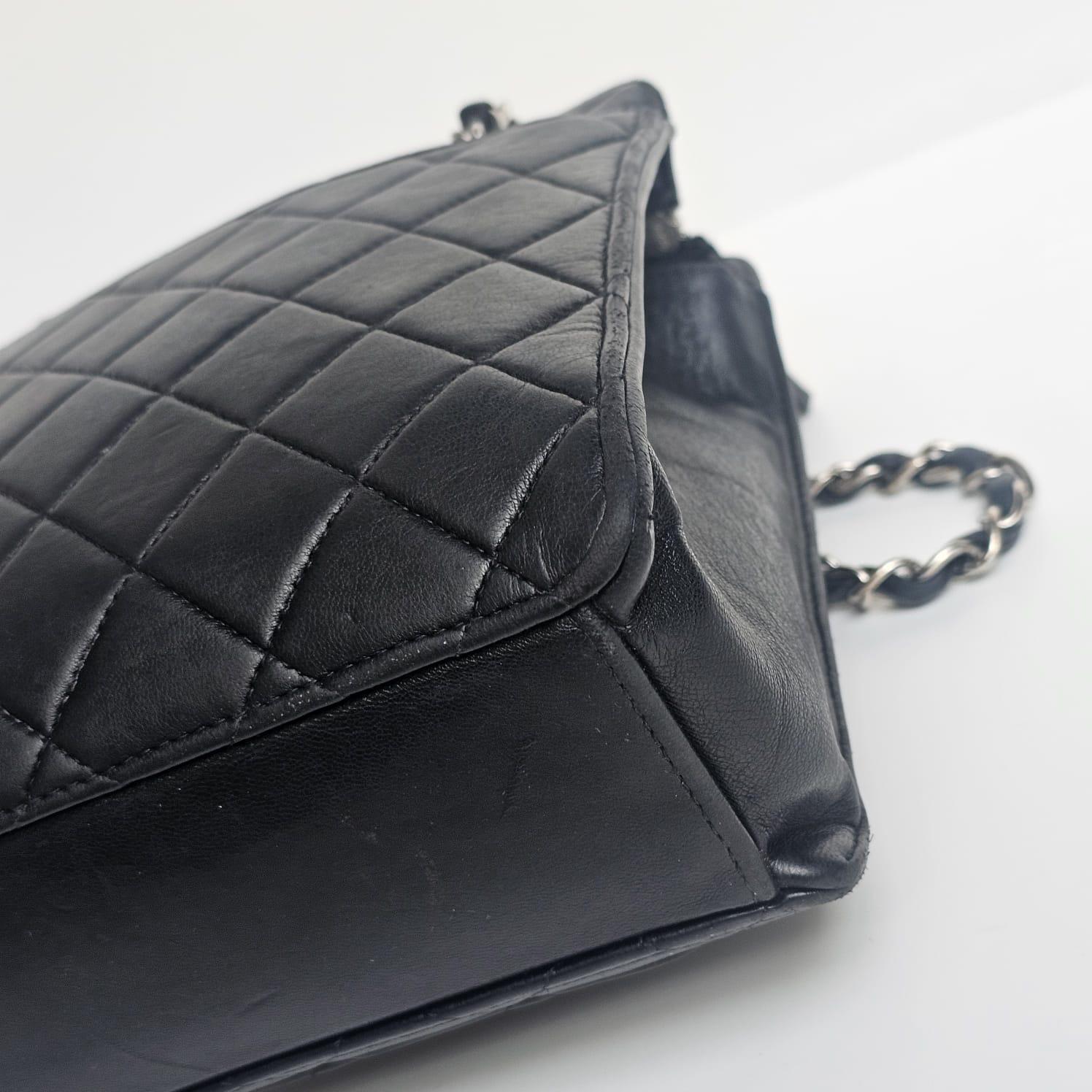 Vintage Chanel Schwarzes Lammfell Gesteppte Fronttasche Mini Chain Tote im Angebot 14