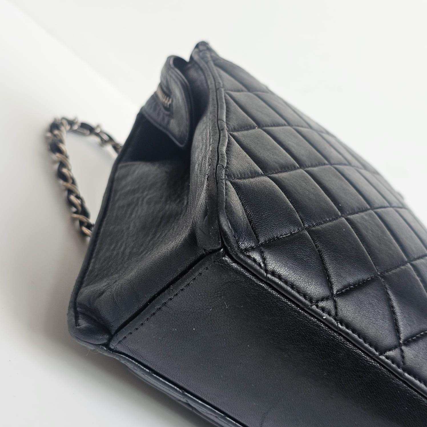 Vintage Chanel Schwarzes Lammfell Gesteppte Fronttasche Mini Chain Tote im Angebot 15