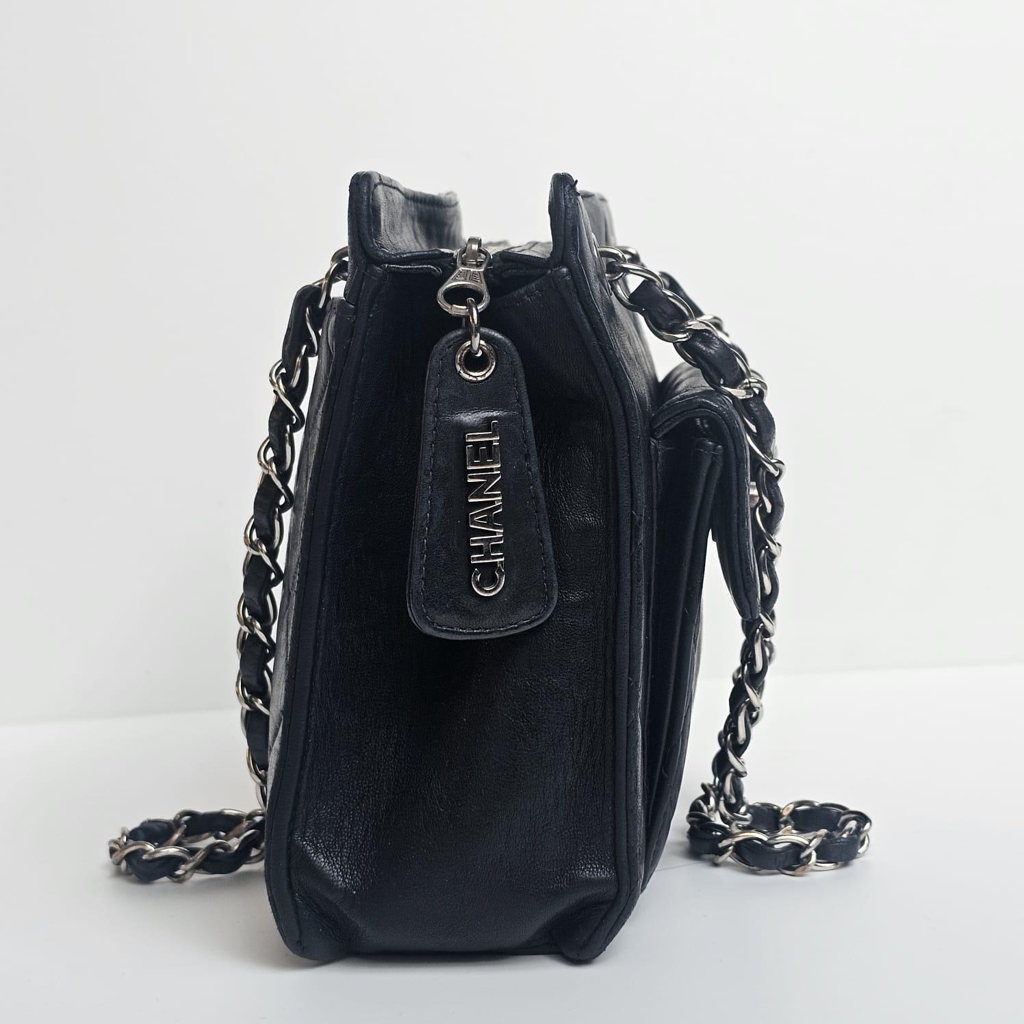 Vintage Chanel Schwarzes Lammfell Gesteppte Fronttasche Mini Chain Tote im Angebot 16