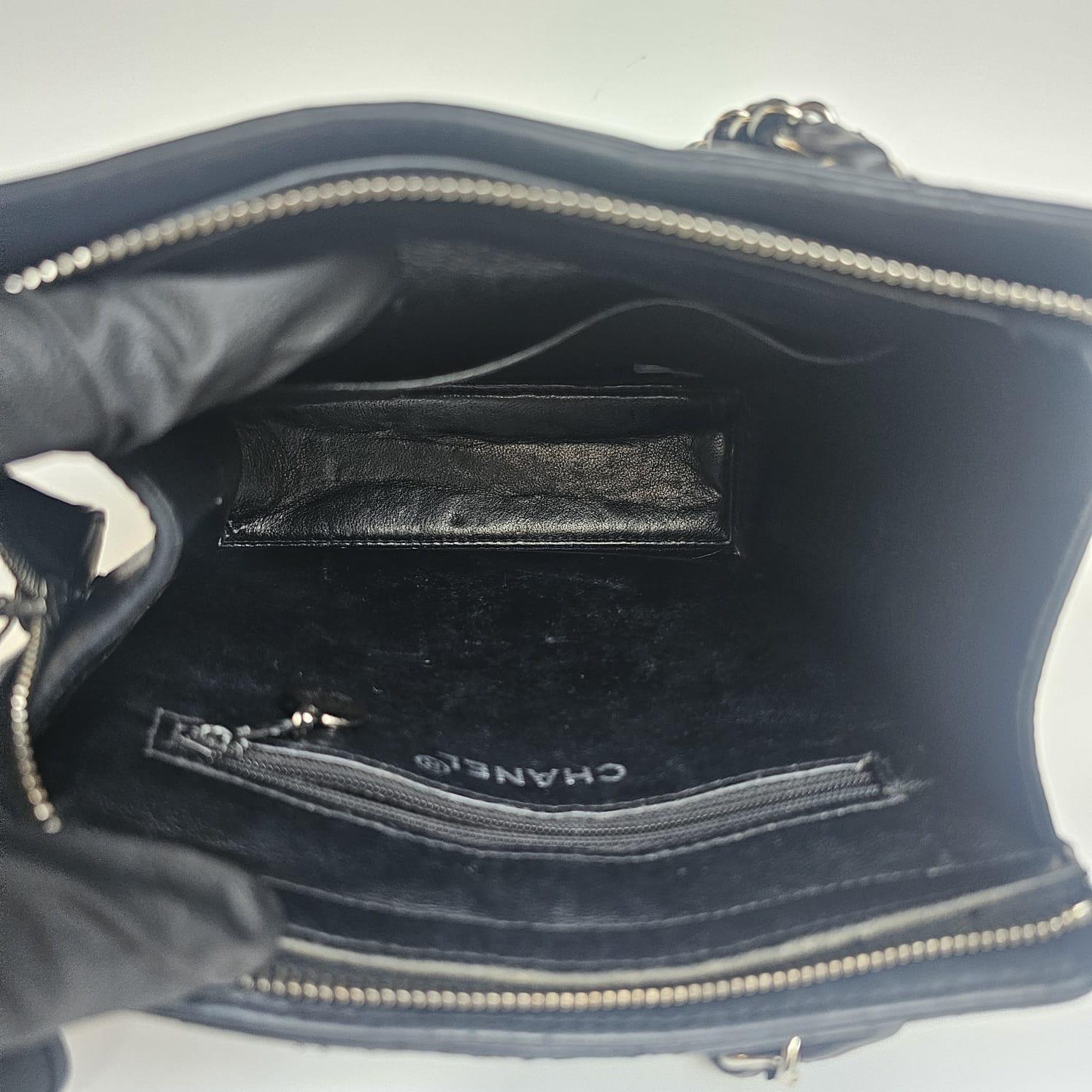 Vintage Chanel Schwarzes Lammfell Gesteppte Fronttasche Mini Chain Tote für Damen oder Herren im Angebot