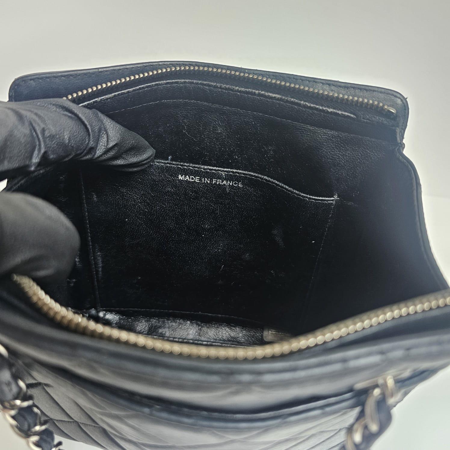 Vintage Chanel Schwarzes Lammfell Gesteppte Fronttasche Mini Chain Tote im Angebot 1