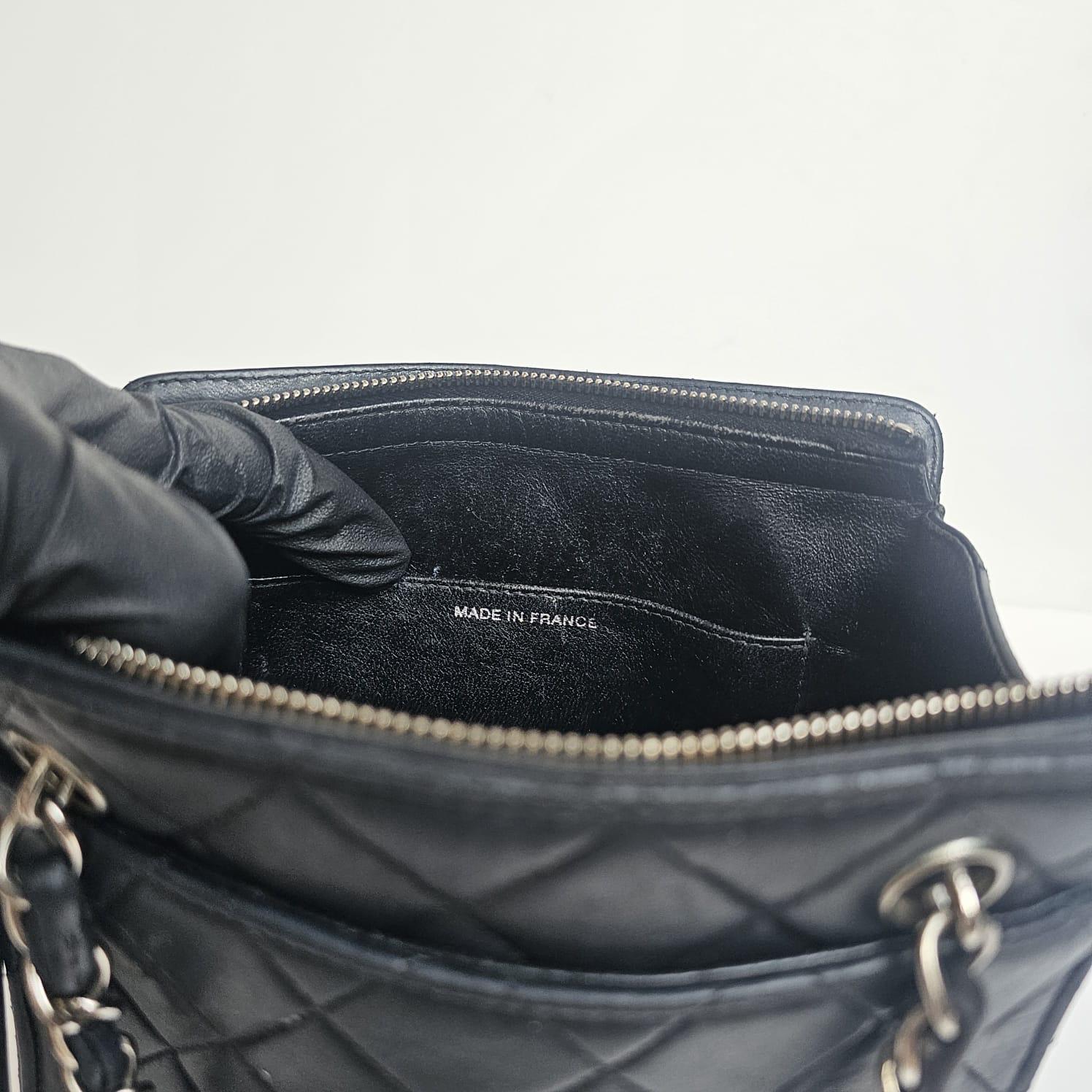Vintage Chanel Schwarzes Lammfell Gesteppte Fronttasche Mini Chain Tote im Angebot 2
