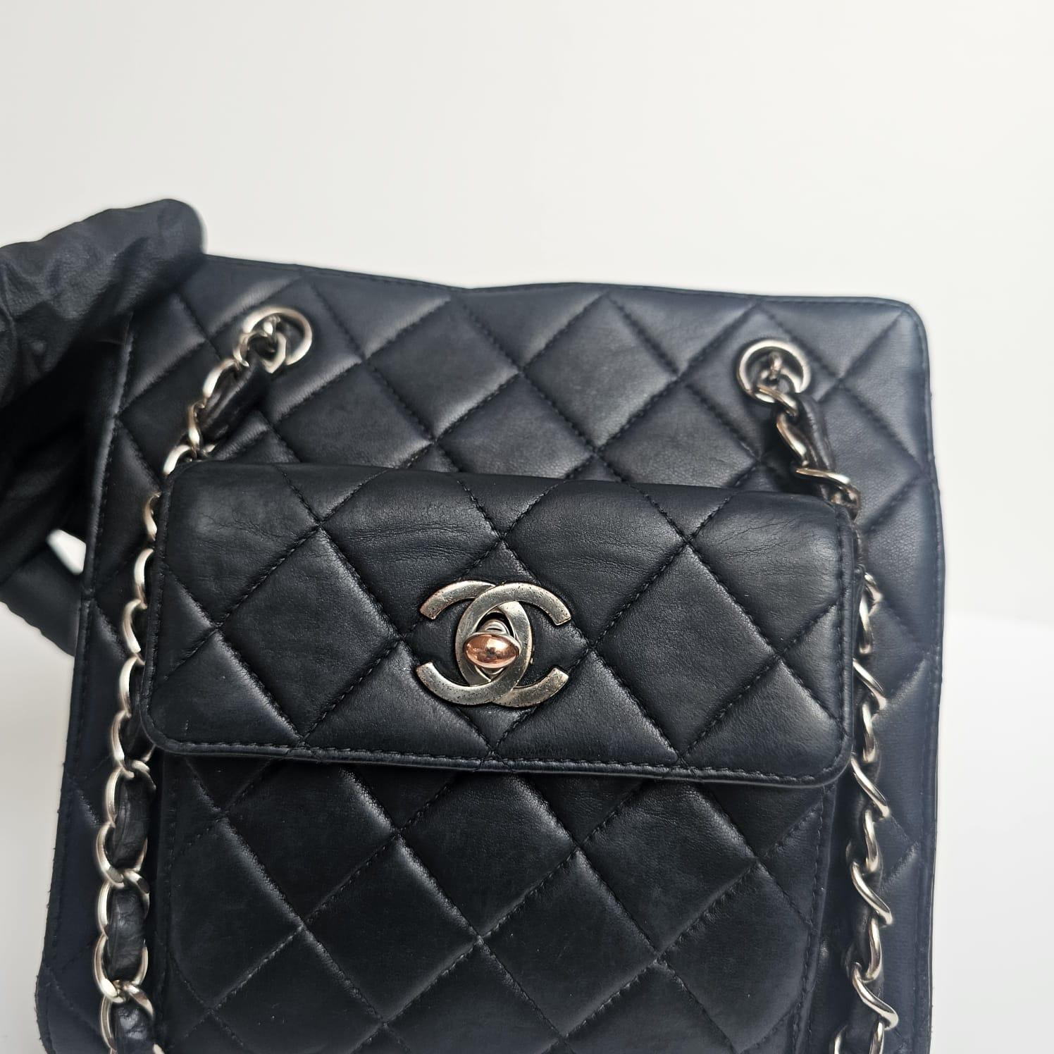 Vintage Chanel Schwarzes Lammfell Gesteppte Fronttasche Mini Chain Tote im Angebot 3
