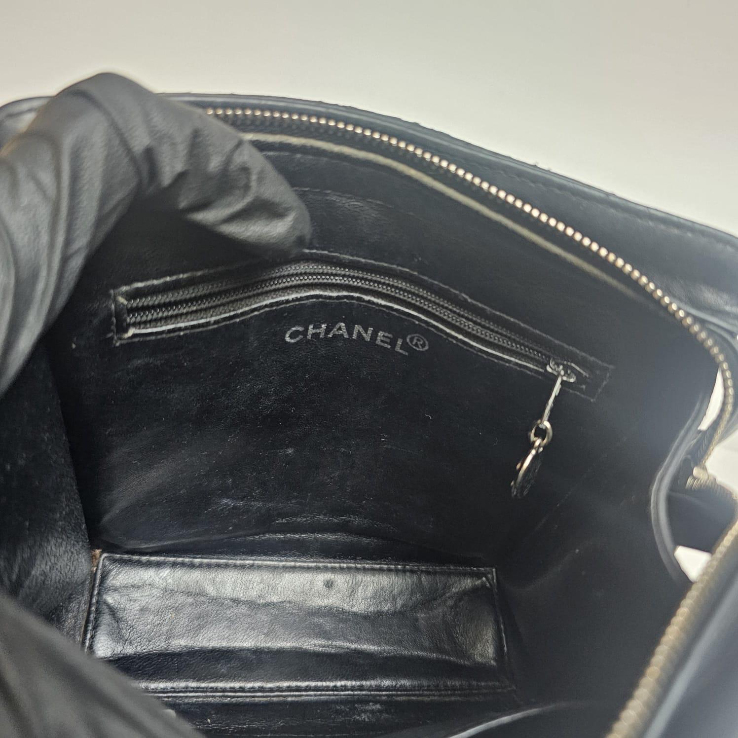 Vintage Chanel Schwarzes Lammfell Gesteppte Fronttasche Mini Chain Tote im Angebot 4