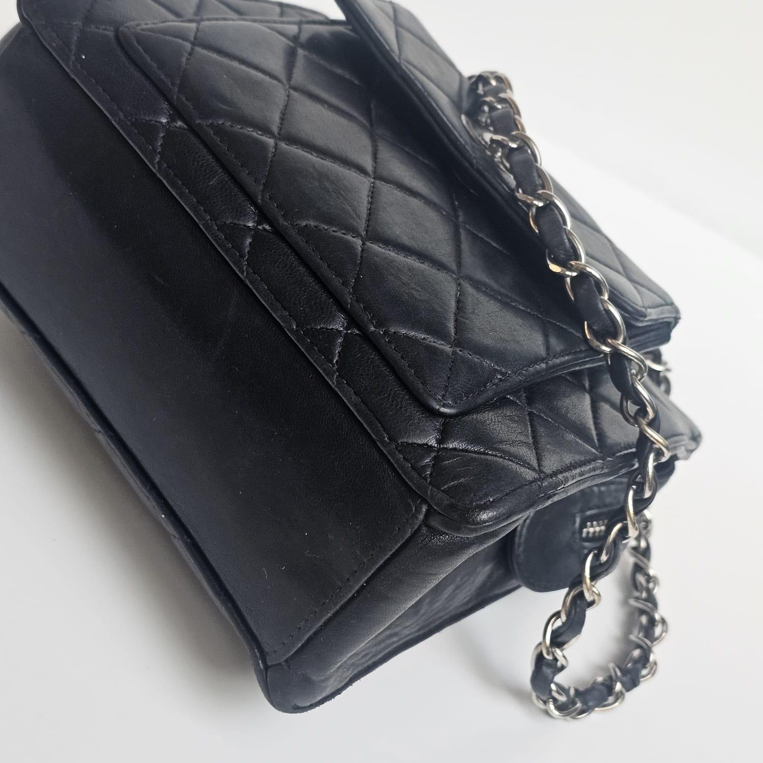 Vintage Chanel Schwarzes Lammfell Gesteppte Fronttasche Mini Chain Tote im Angebot 5
