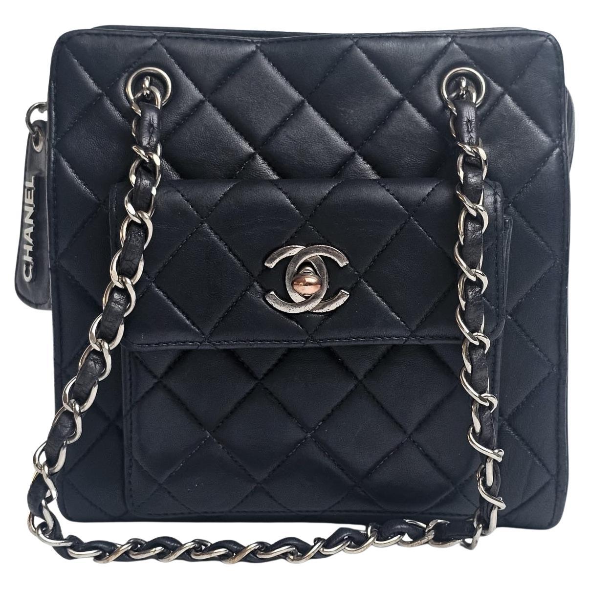 Vintage Chanel Schwarzes Lammfell Gesteppte Fronttasche Mini Chain Tote im Angebot