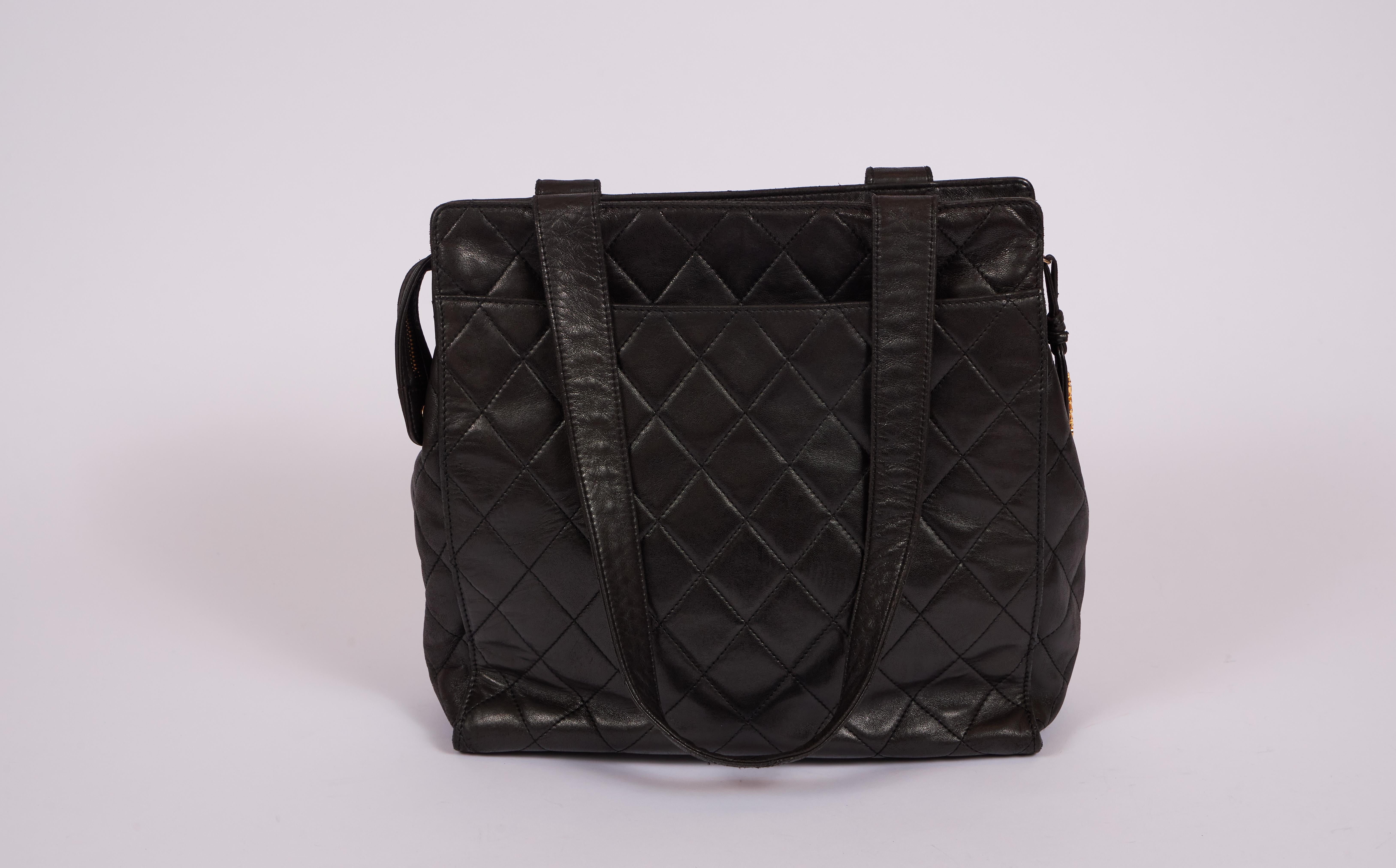 Vintage Chanel Schwarze gesteppte Leder Tote Bag aus Lammleder mit CC-Logo im Zustand „Gut“ in West Hollywood, CA