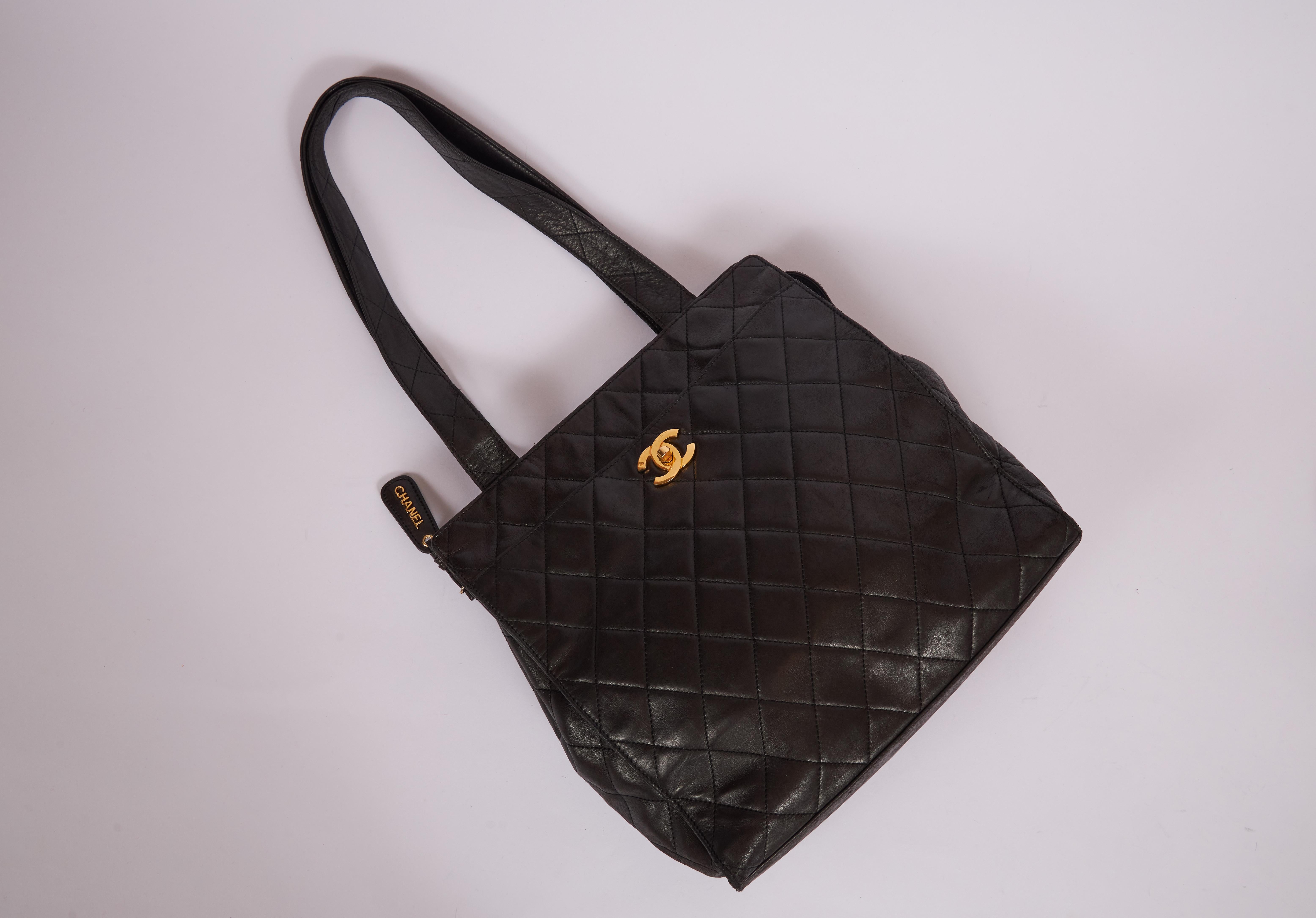Vintage Chanel Schwarze gesteppte Leder Tote Bag aus Lammleder mit CC-Logo Damen