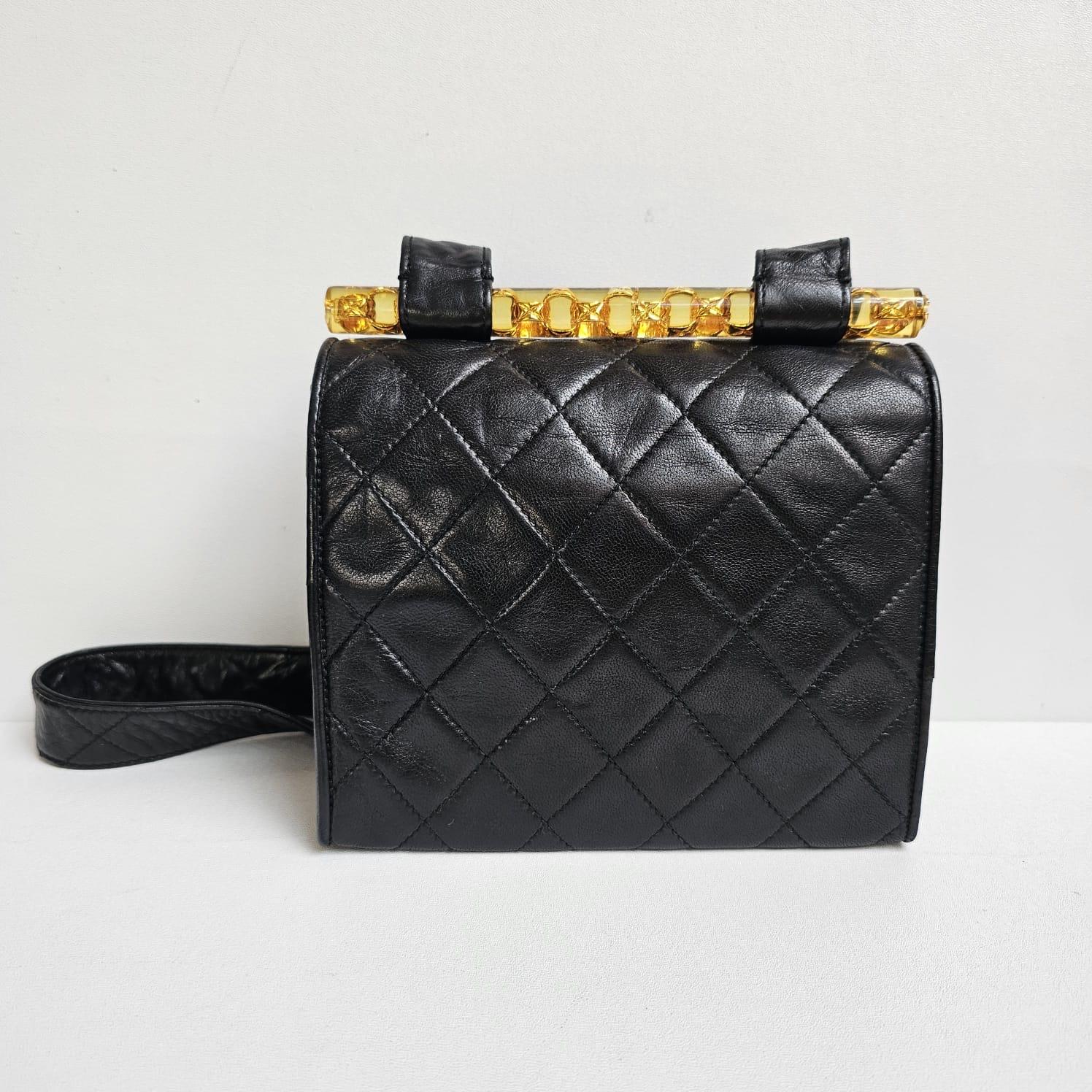 Chanel vintage Bolso con solapa de hombro acolchado de piel de cordero negra con ribete de lucita en venta 7