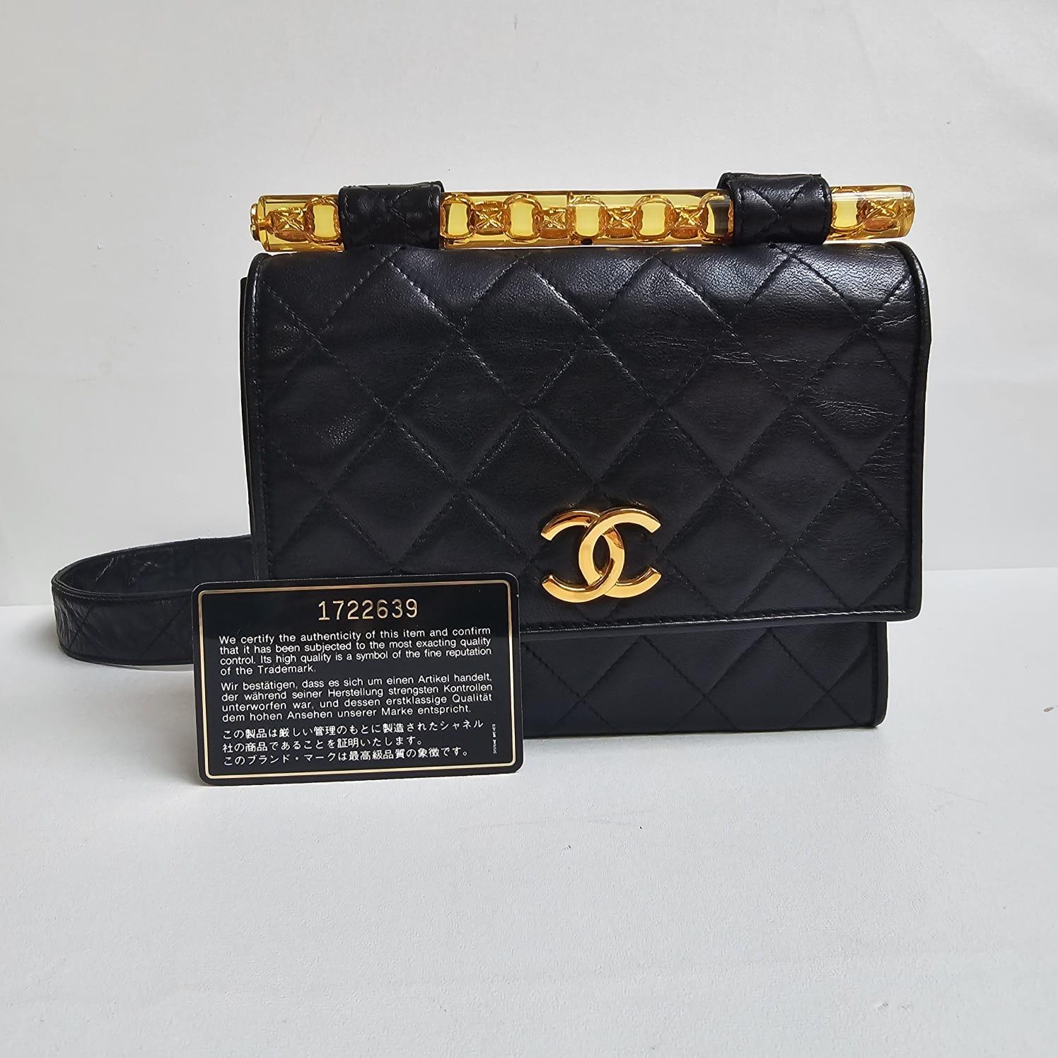 Chanel vintage Bolso con solapa de hombro acolchado de piel de cordero negra con ribete de lucita en venta 9