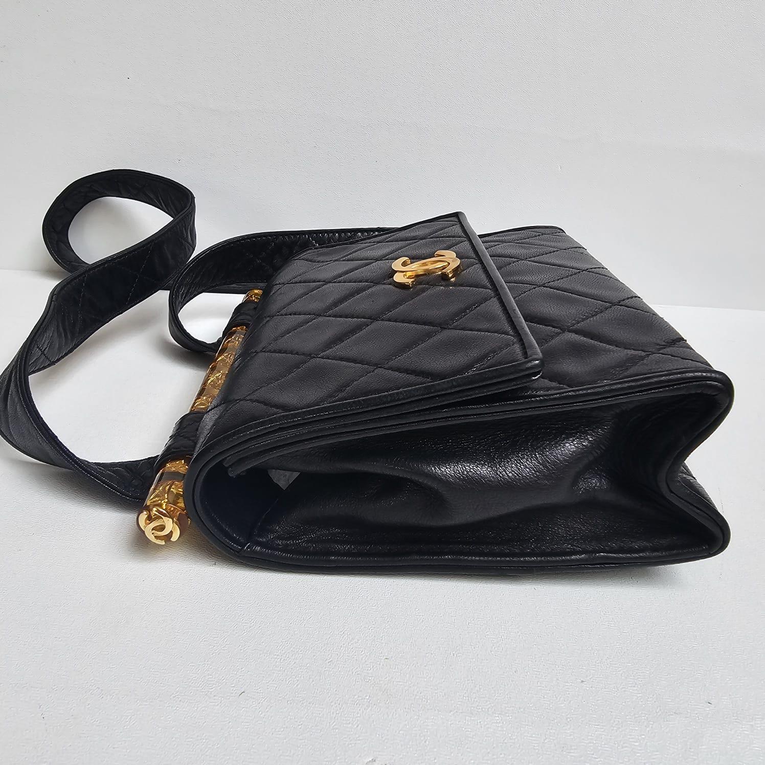Vintage Chanel Black Lambskin Quilted Lucite Trim Shoulder Flap Bag In Good Condition For Sale In Jakarta, Daerah Khusus Ibukota Jakarta
