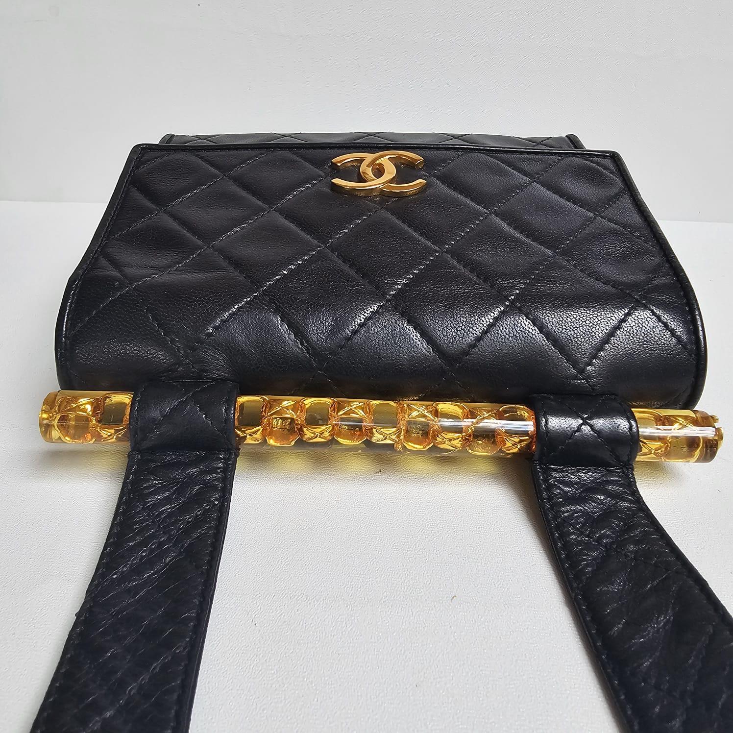 Chanel vintage Bolso con solapa de hombro acolchado de piel de cordero negra con ribete de lucita en venta 1