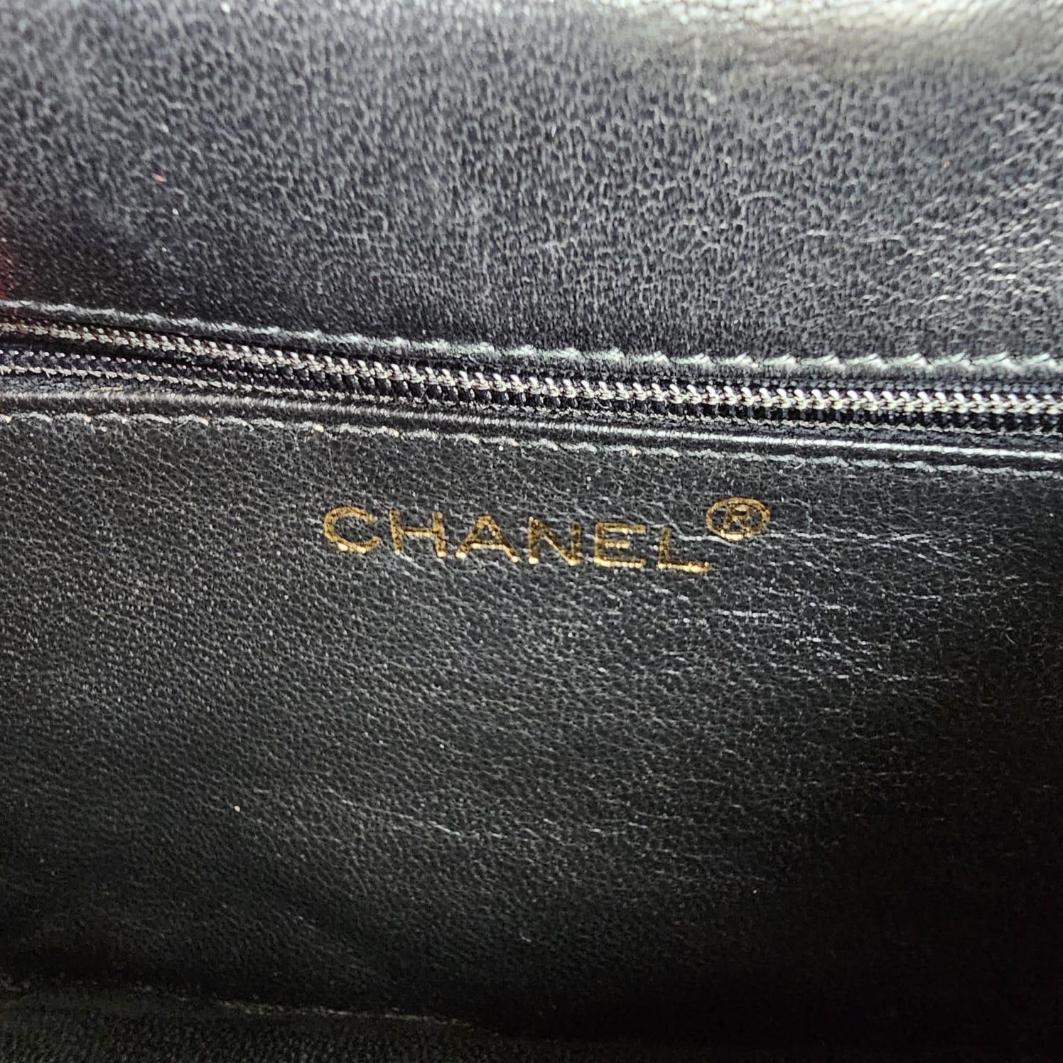 Chanel vintage Bolso con solapa de hombro acolchado de piel de cordero negra con ribete de lucita en venta 3