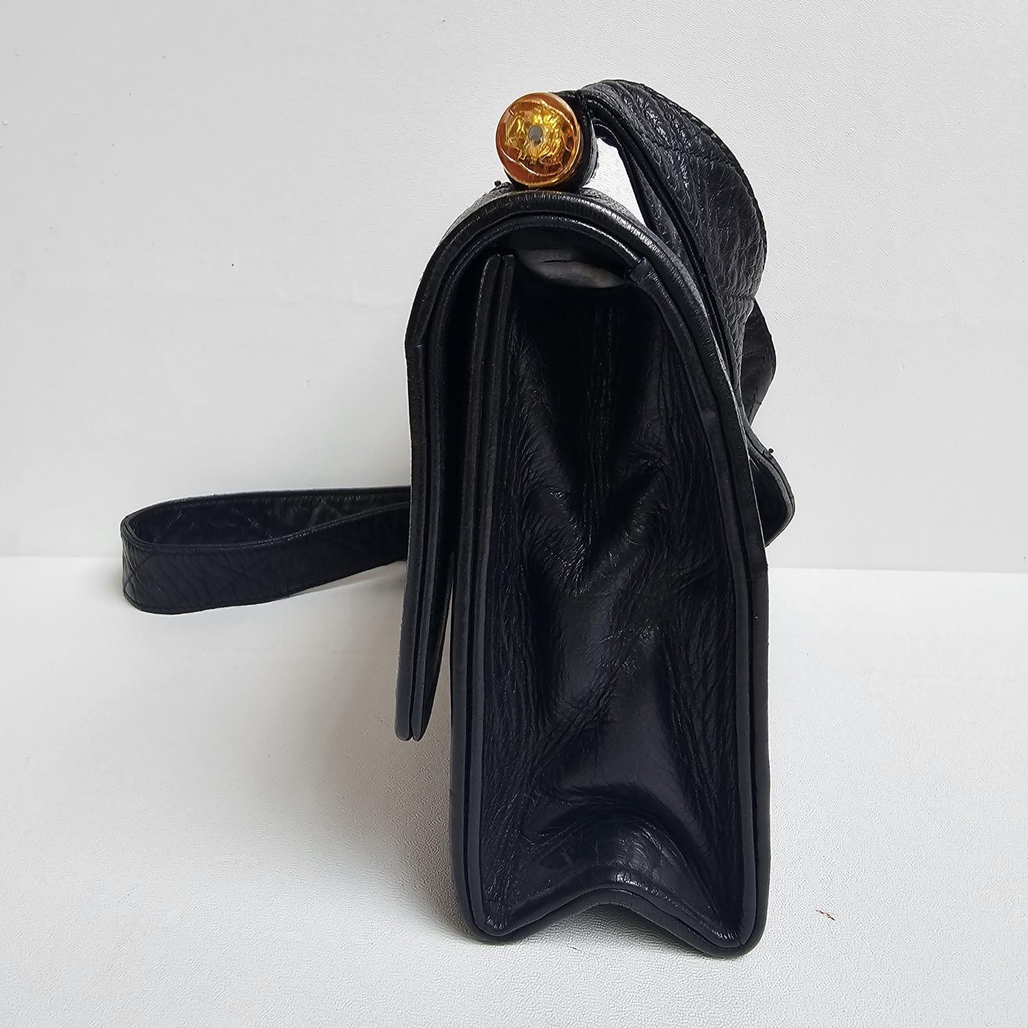 Vintage Chanel Black Lambskin Quilted Lucite Trim Shoulder Flap Bag en vente 4