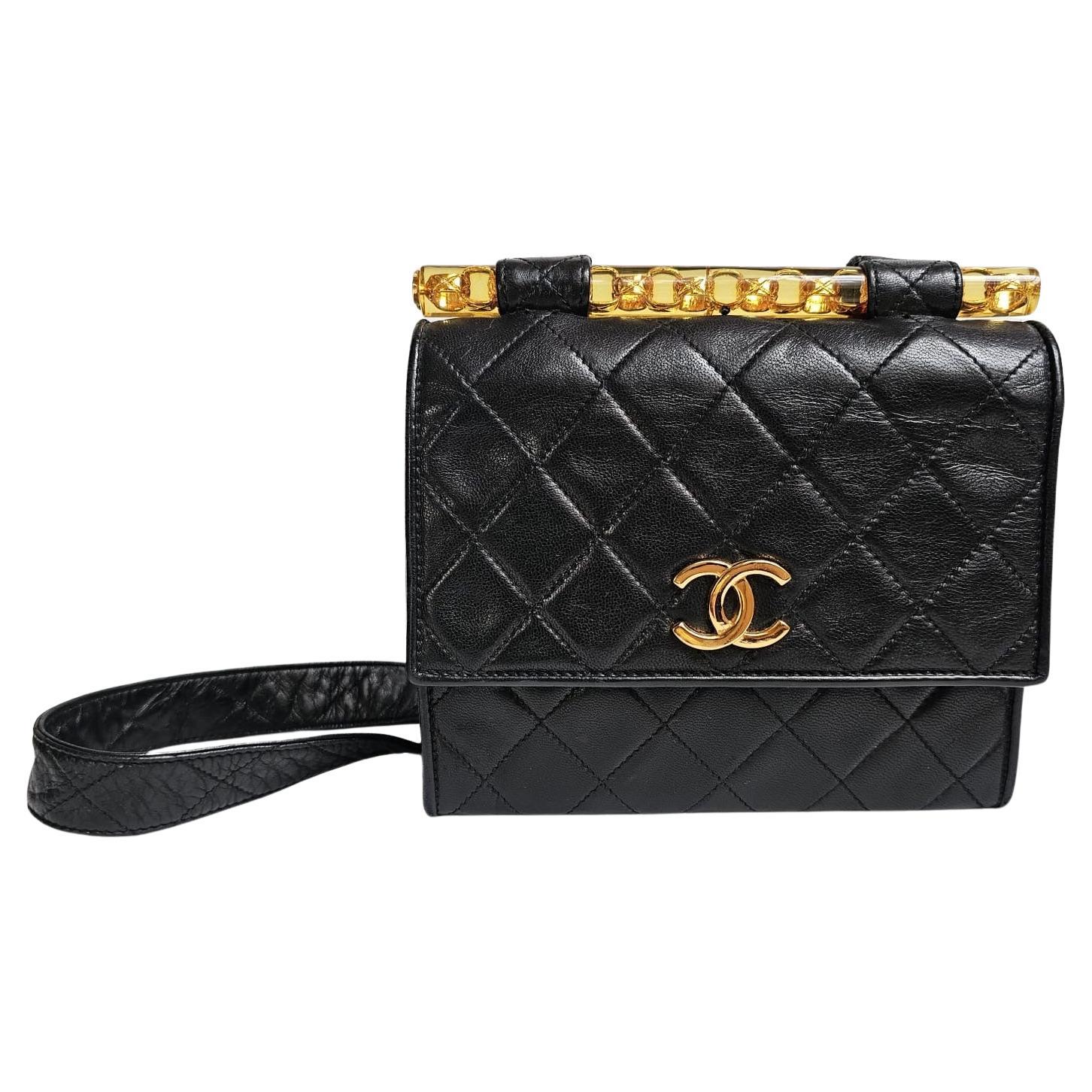 Chanel vintage Bolso con solapa de hombro acolchado de piel de cordero negra con ribete de lucita en venta